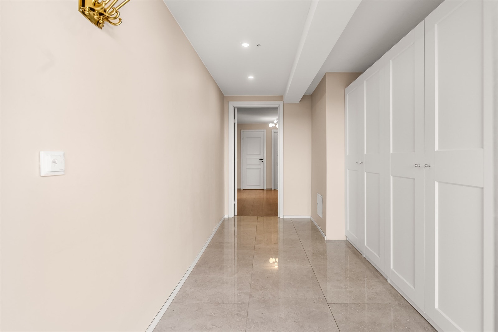 Stor og fin entre som fører inn til hovedetasjen Galleribilde