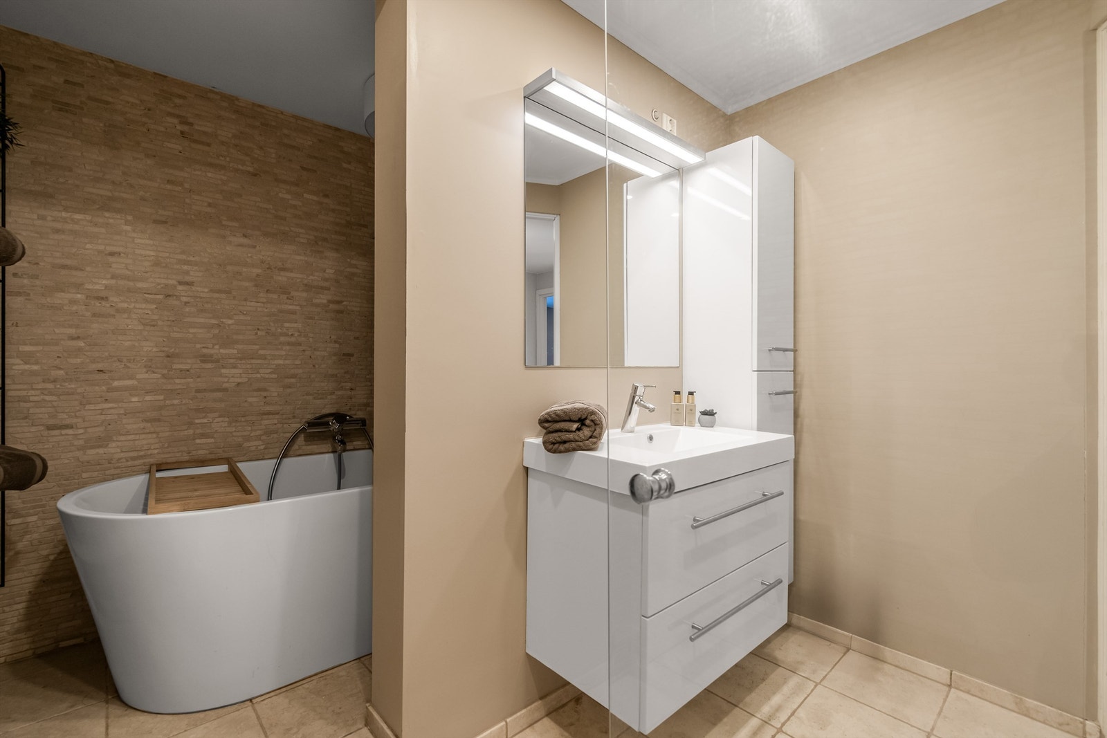 Rundt hjørnet på badet er det en fin plass til badekar i adkilt område Galleribilde