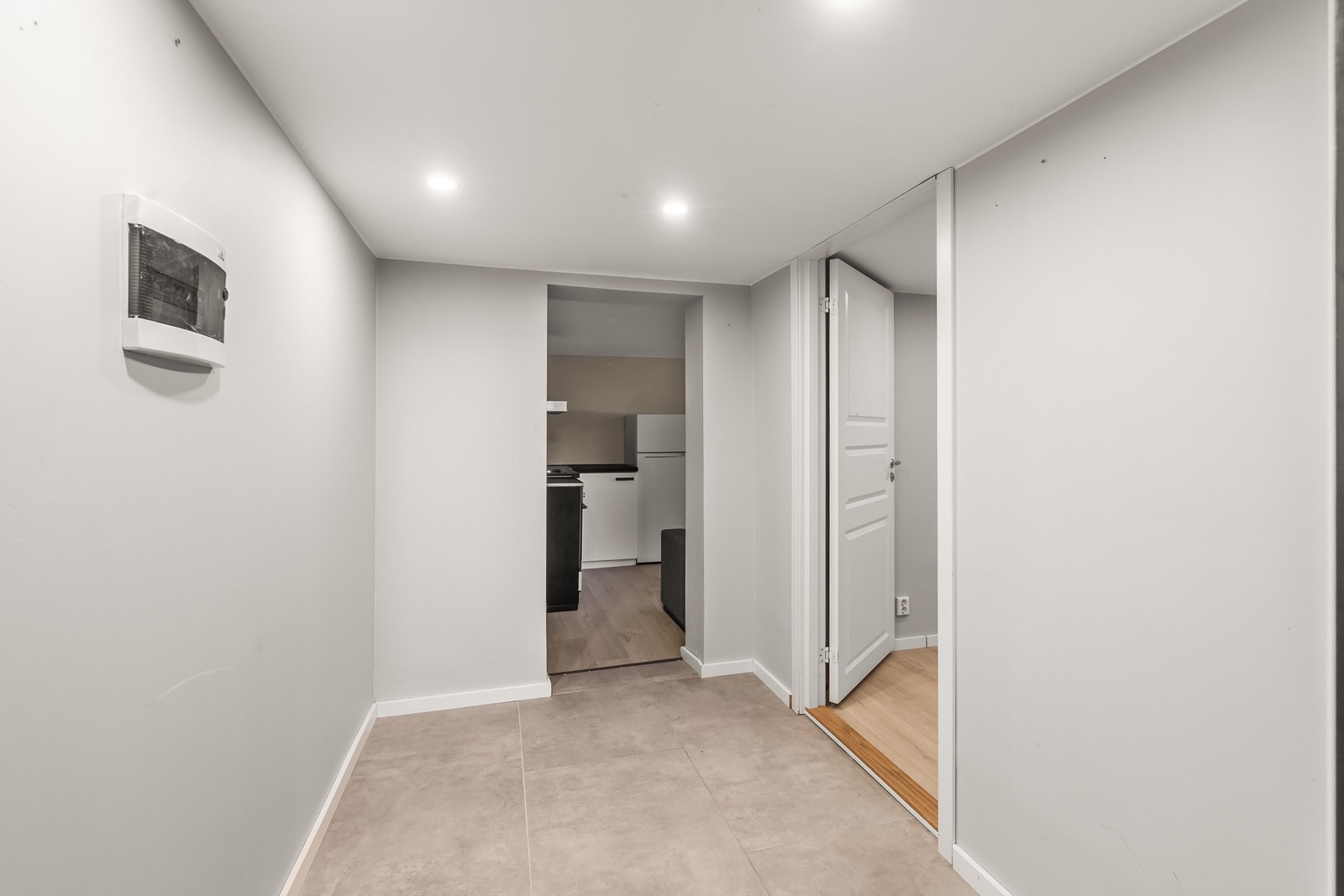 Entre i Leilighet/hybel (Hybel mangler dør fra hovedenhet, ikke godkjent for varig opphold, se punkt om ferdigattest) Galleribilde