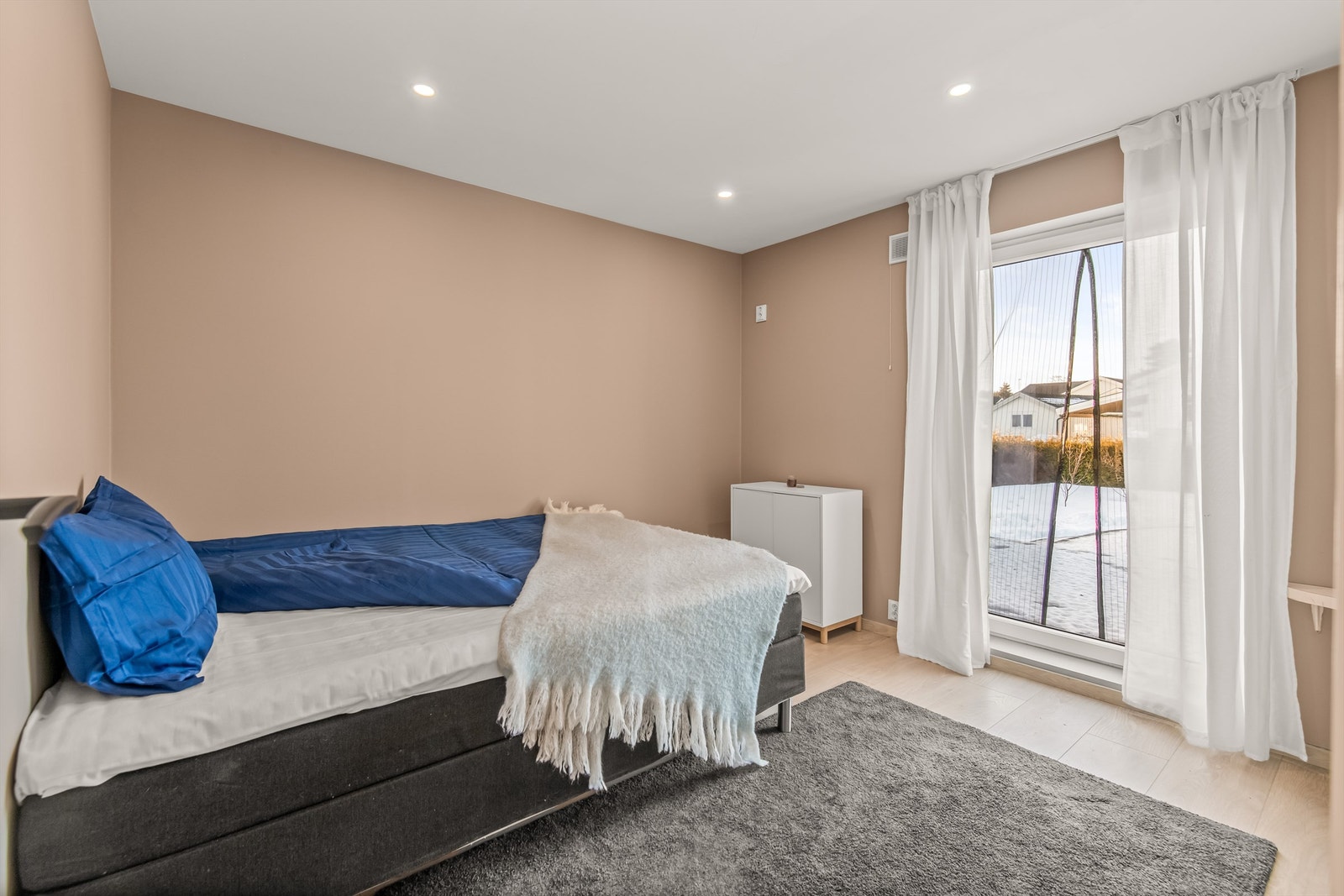 Hovedsoverom er av god størrelse oppmalt i en lun fargepalett Galleribilde