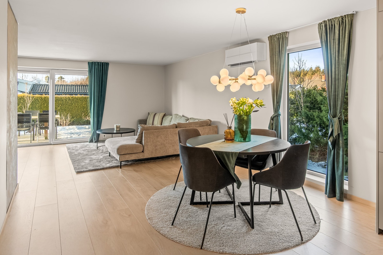 Direkte fra kjøkkenet er det plass til spisebord Galleribilde