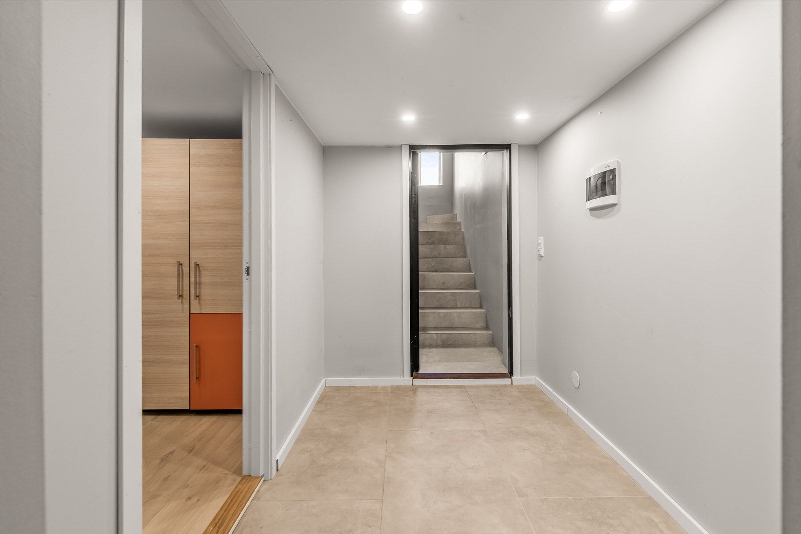 Entre, hall til hybel med eget trapperom og utvendig adkomst. Galleribilde