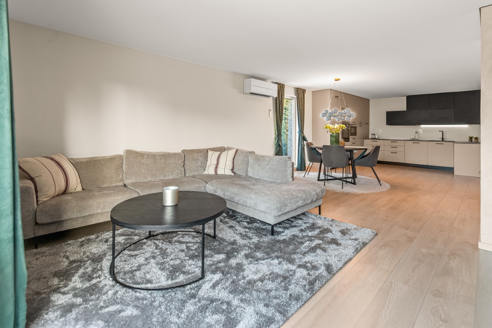 Sittestuen plassert i enden med god plass til stor sofagruppe Galleribilde