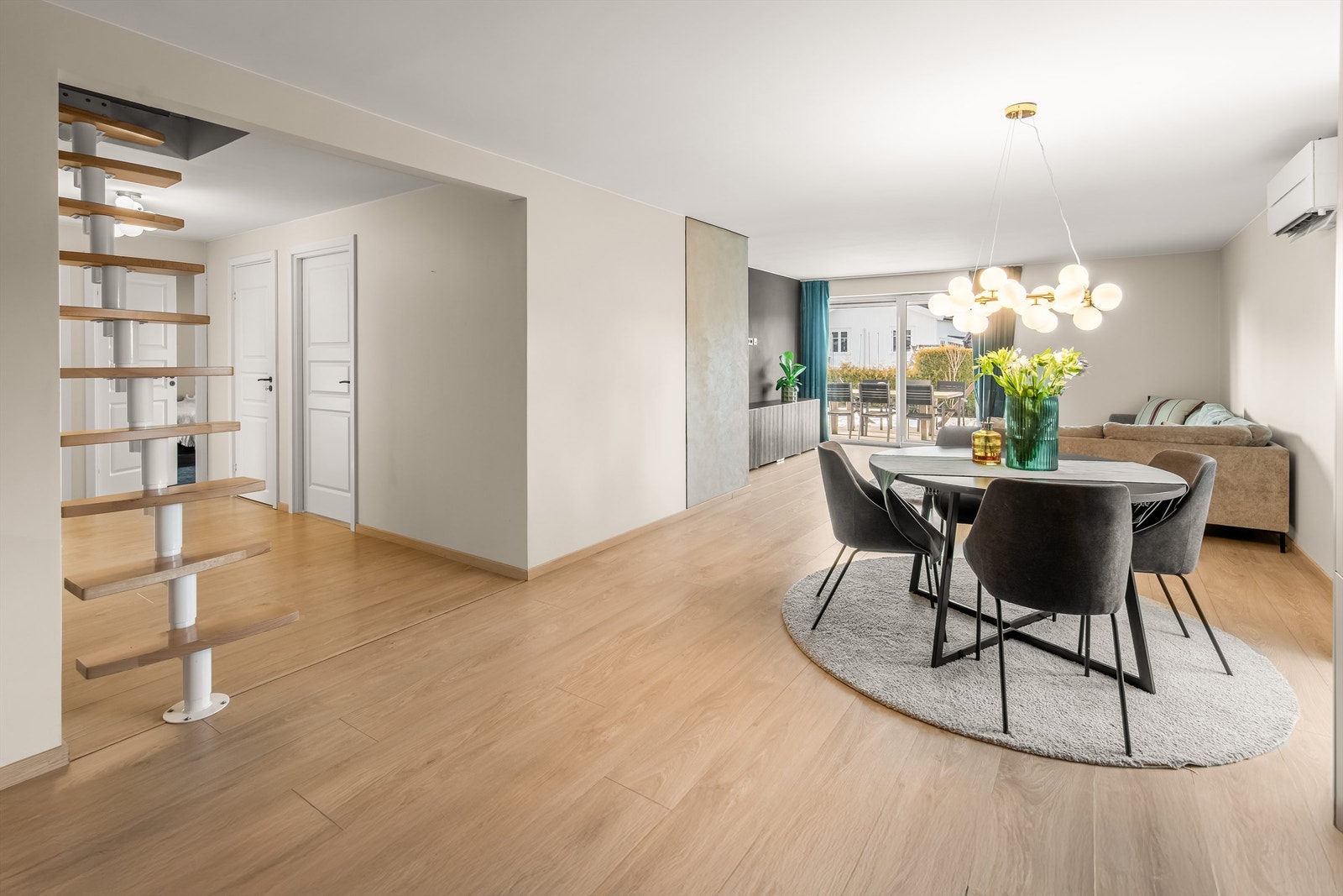 Stue kjøkken ligger i åpen løsning adskilt med spisestue Galleribilde