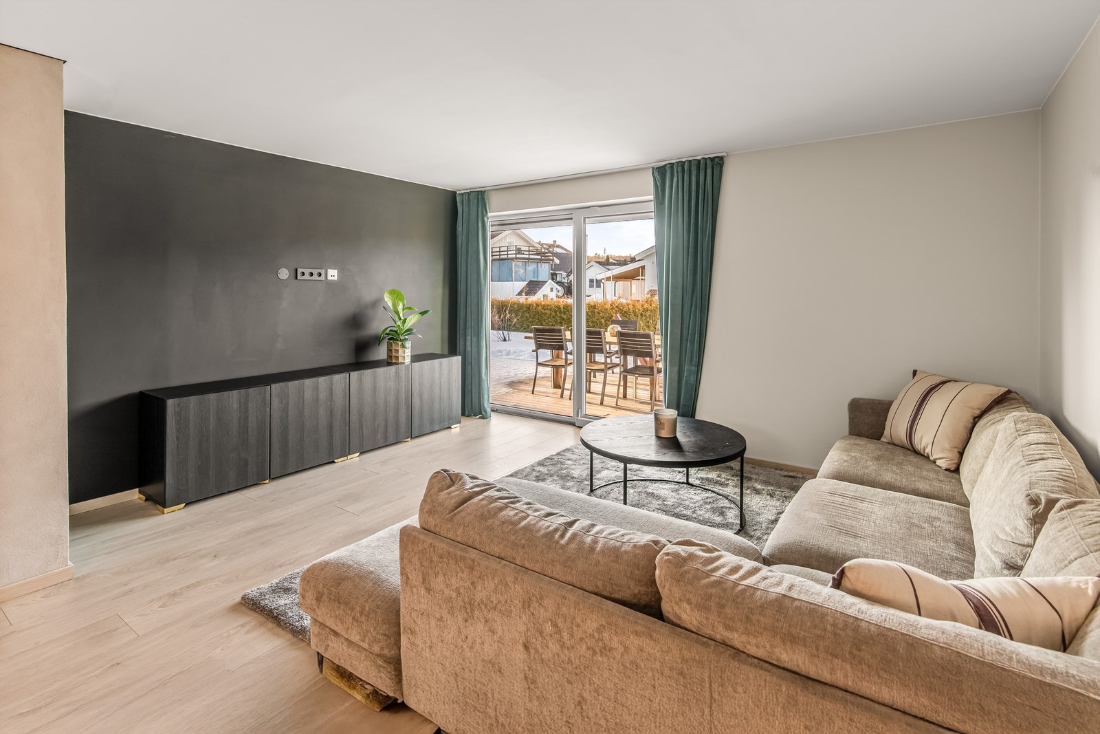 Herifra er det også direkte adkomst ut til solfylt og stor terrasse Galleribilde