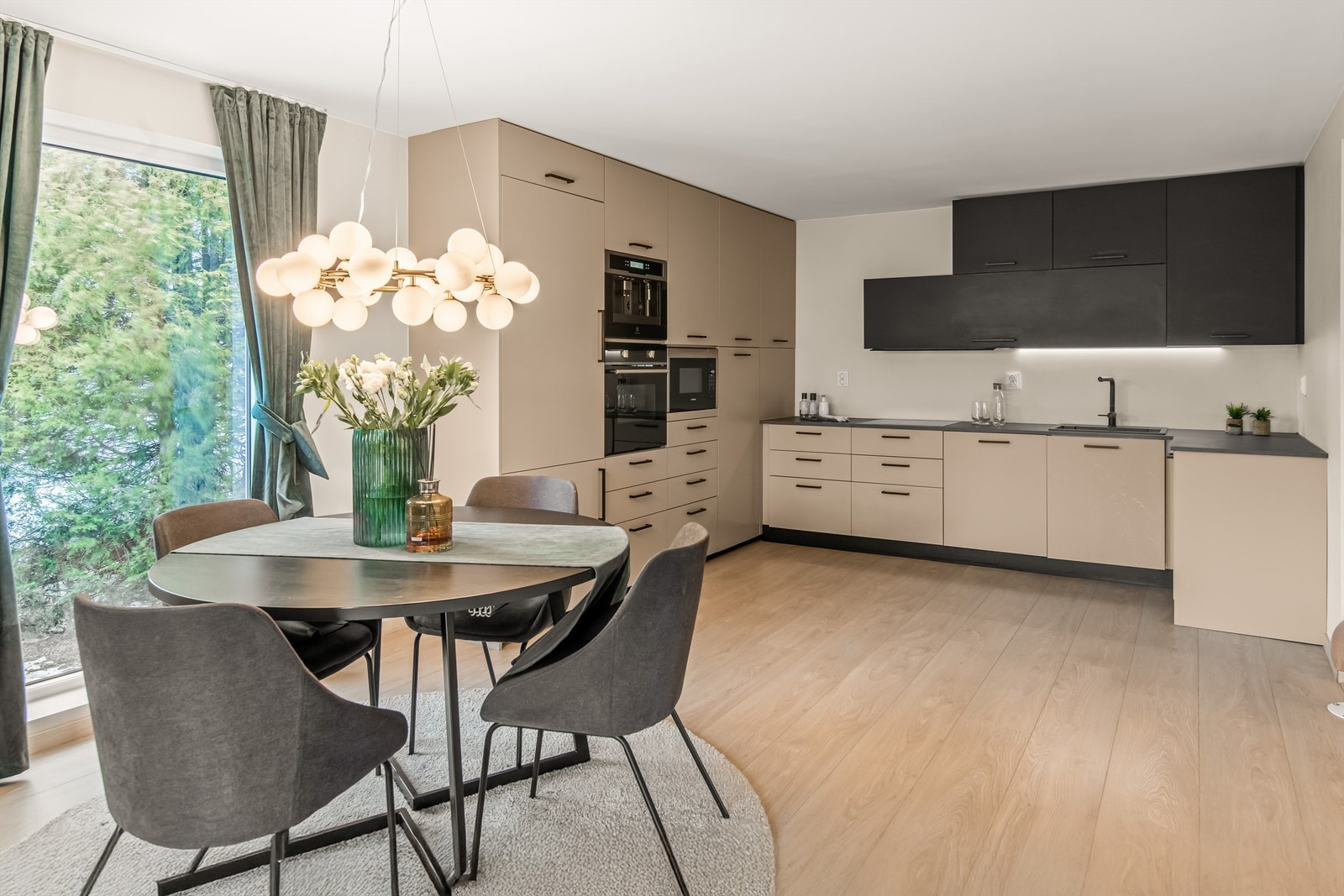 Lekkert og innholdsrikt kjøkken fra 2022 med integrerte hvitevarer Galleribilde