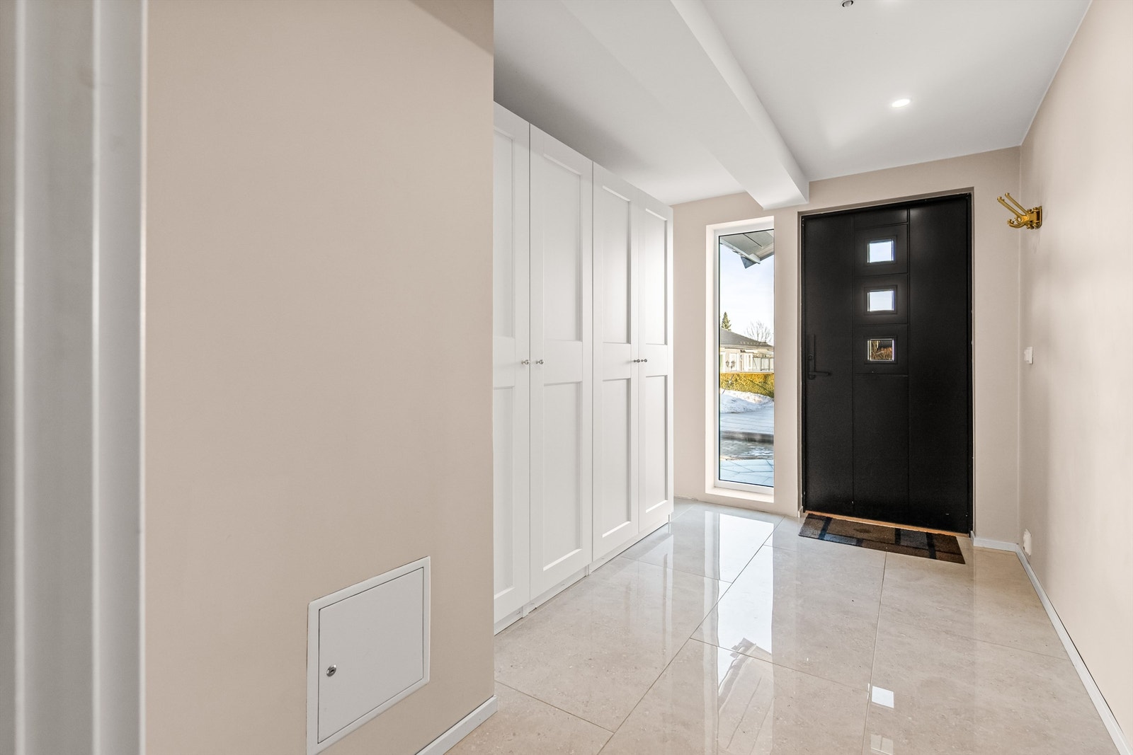 Entre/Hall, allerede her får du et godt førsteinntrykk av boligen. God plass til å henge av seg yttertøyet Galleribilde