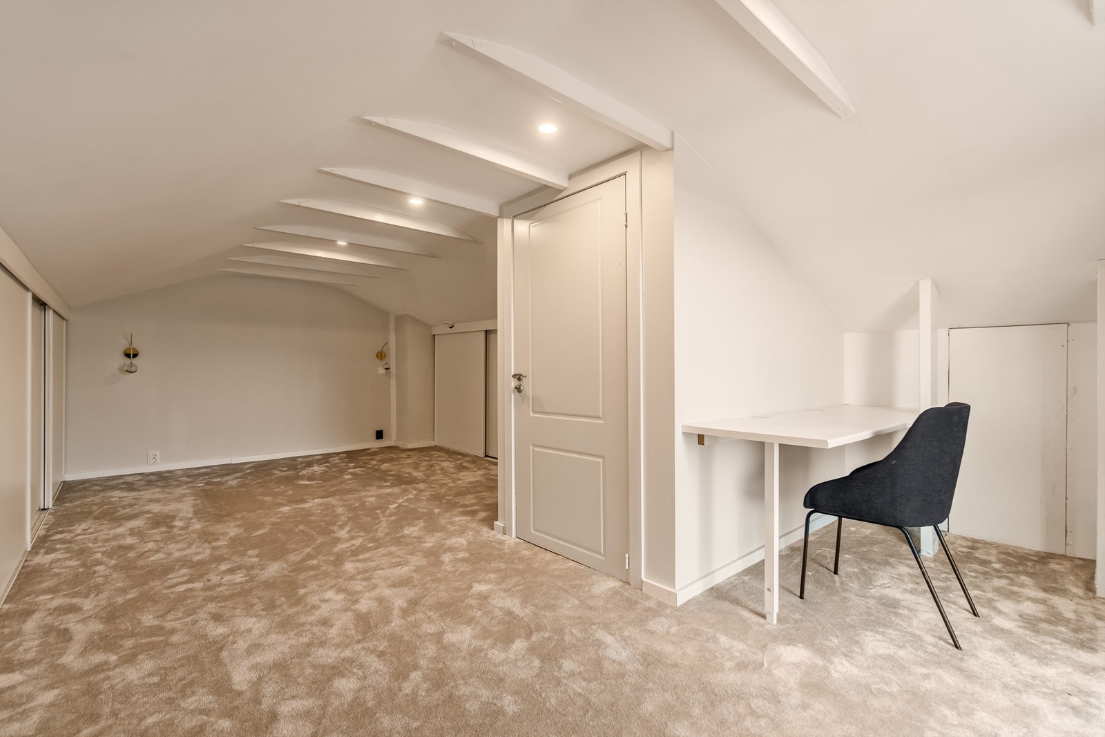 Loftet har god plass med garderobeløsning i knevegg og teppelagt gulv. Herifra er det også adkomst til en romslig balkong mot øst, et perfekt sted å nye morgenkaffen. (ikke godkjent for varig opphold) Galleribilde