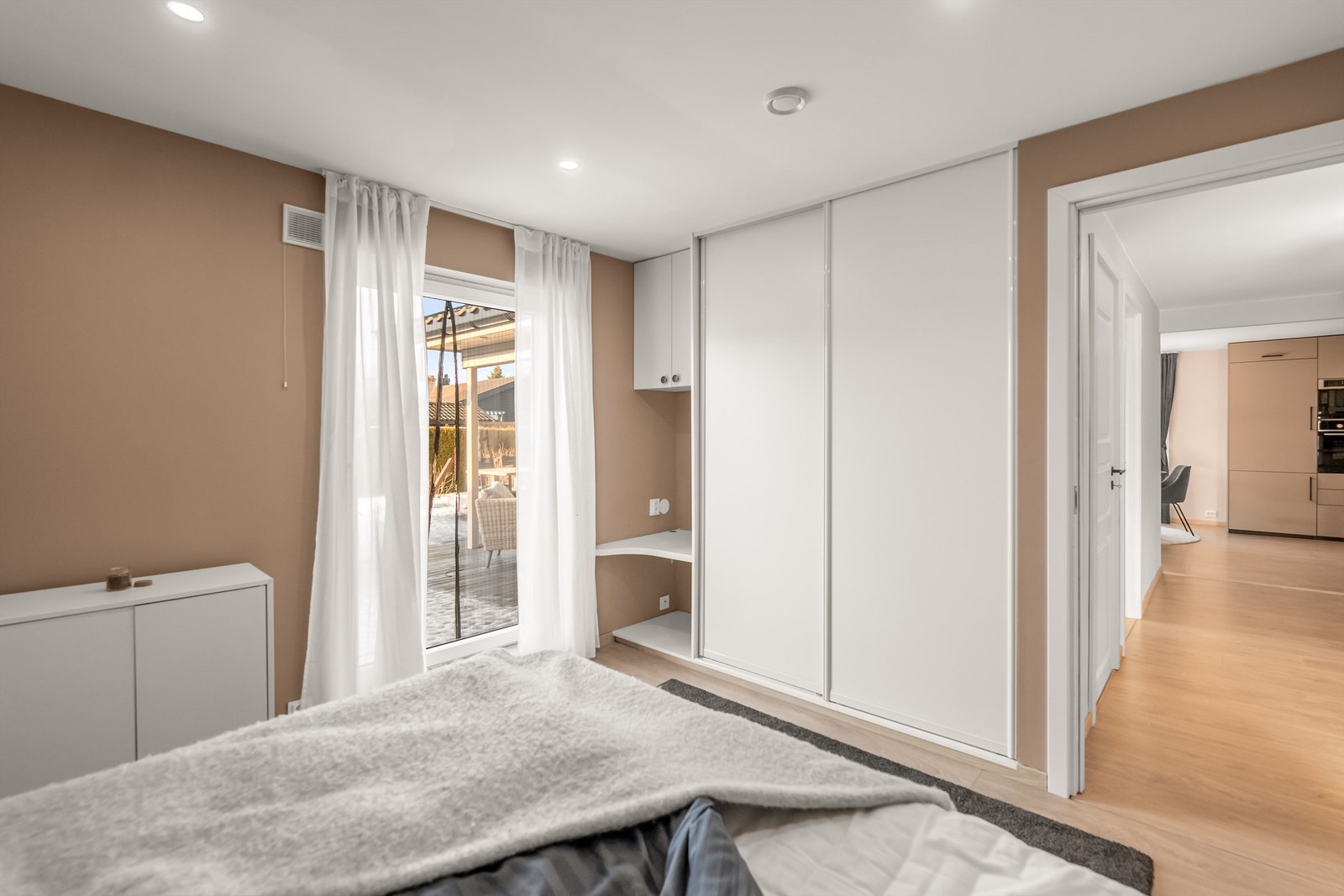 Hovedsoverommet har også romslig garderobeløsning Galleribilde