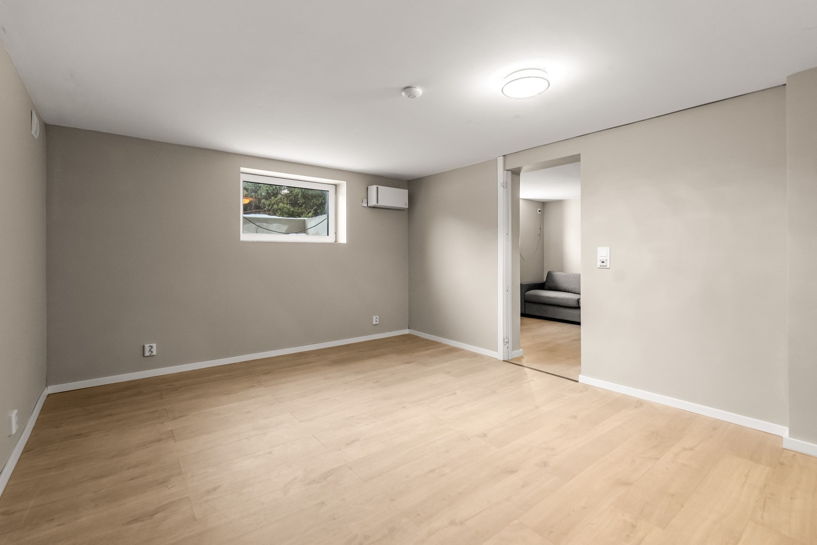 Soverom i hybel er av stor størrelse og kan lett også brukes som stue. Galleribilde