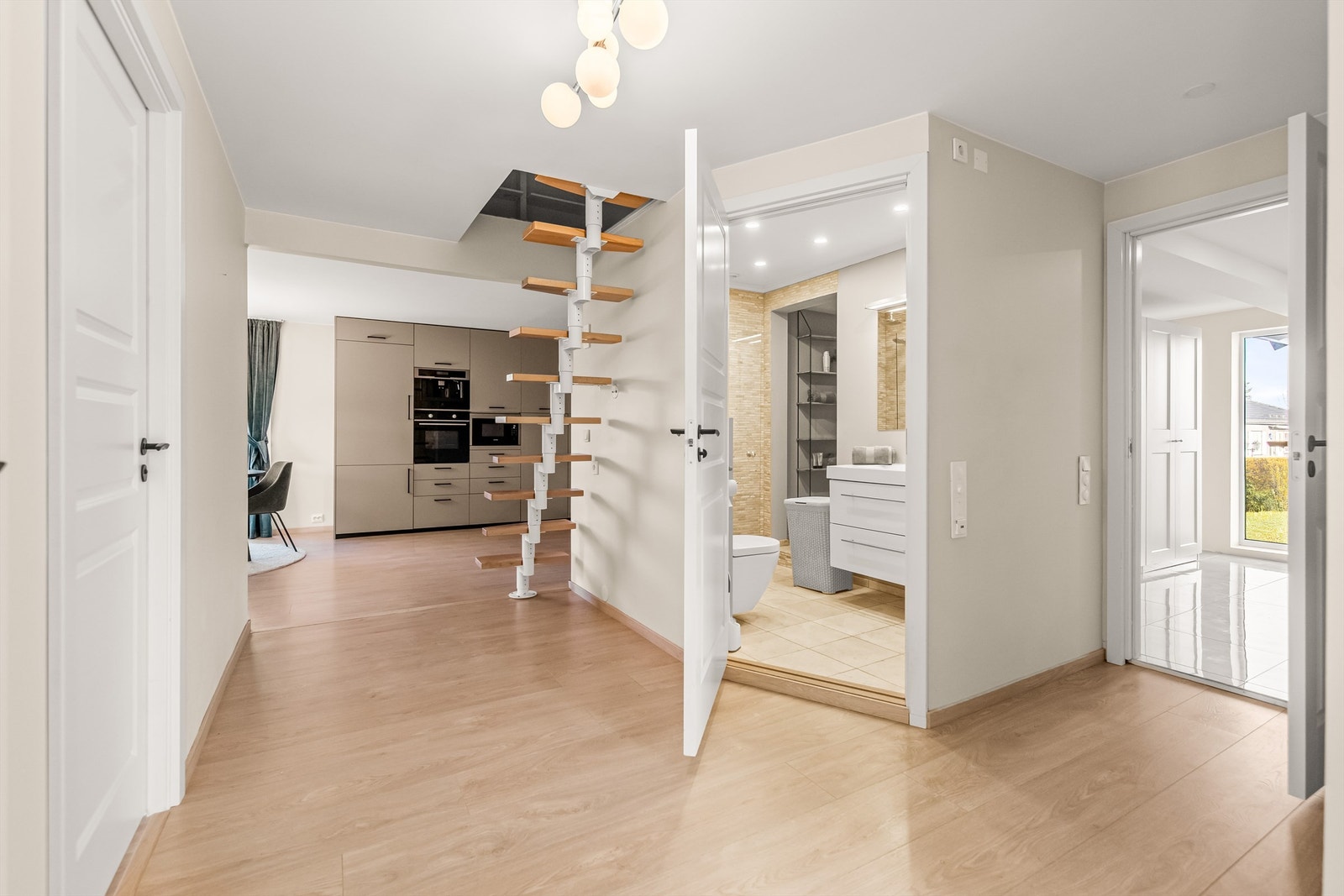 Fra hallen er det adkomst til 3 soverom, bad, gang og nedgang til underetasje Galleribilde