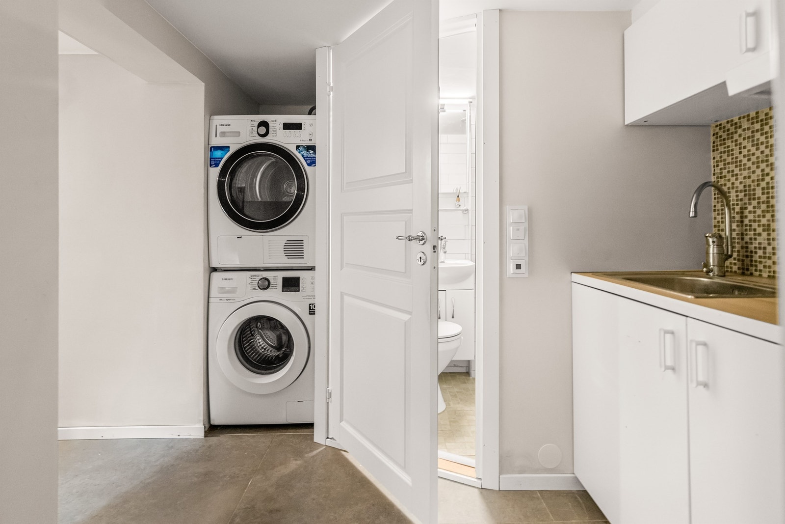 I Hoveddelens underetasje finner du 2 soverom, bad og gang med vaskeromsløsning Galleribilde