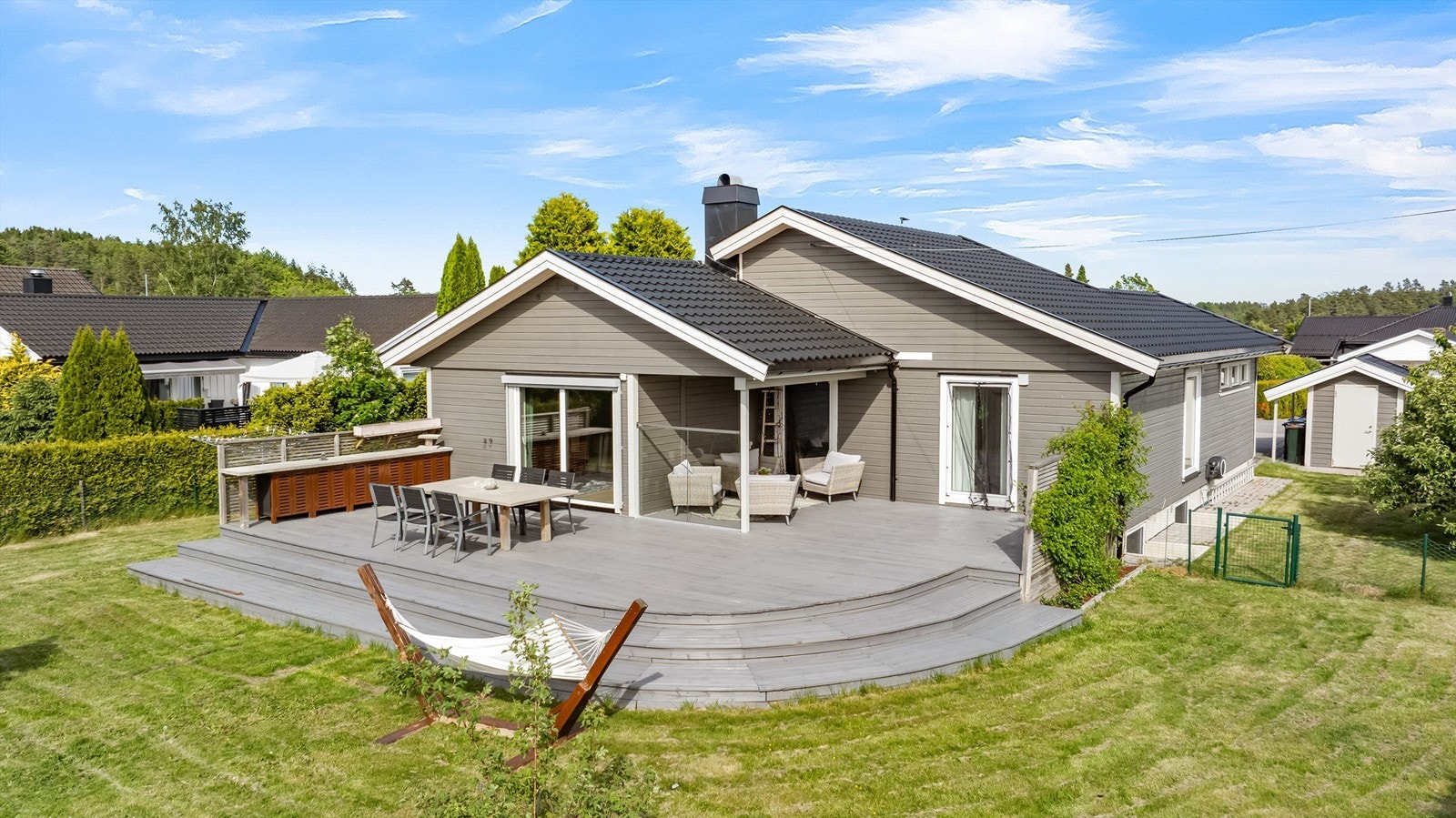 En lekker enebolig med romslig og solrik hage Galleribilde