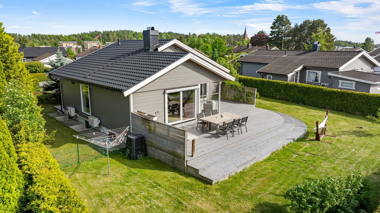 Her er det plass til å sette opp trampoline, fotballmål eller andre hageaktiviteter Galleribilde