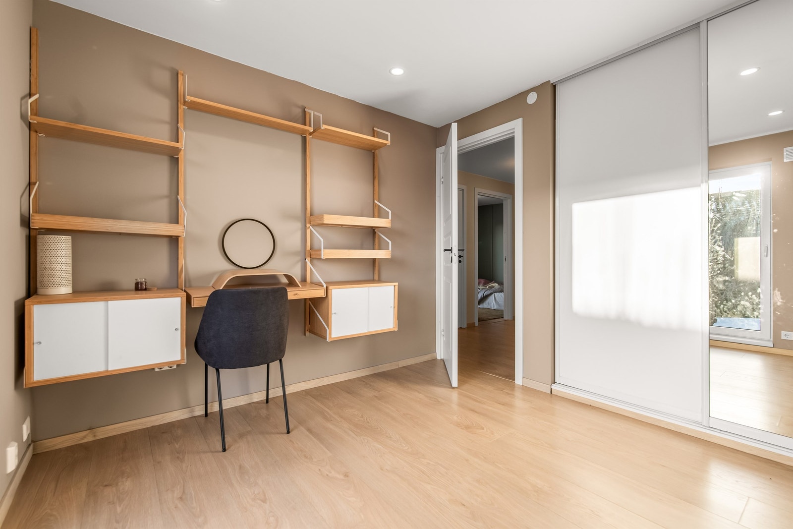 God størrelse også på dette soverommet med god garderobeløsning her også Galleribilde