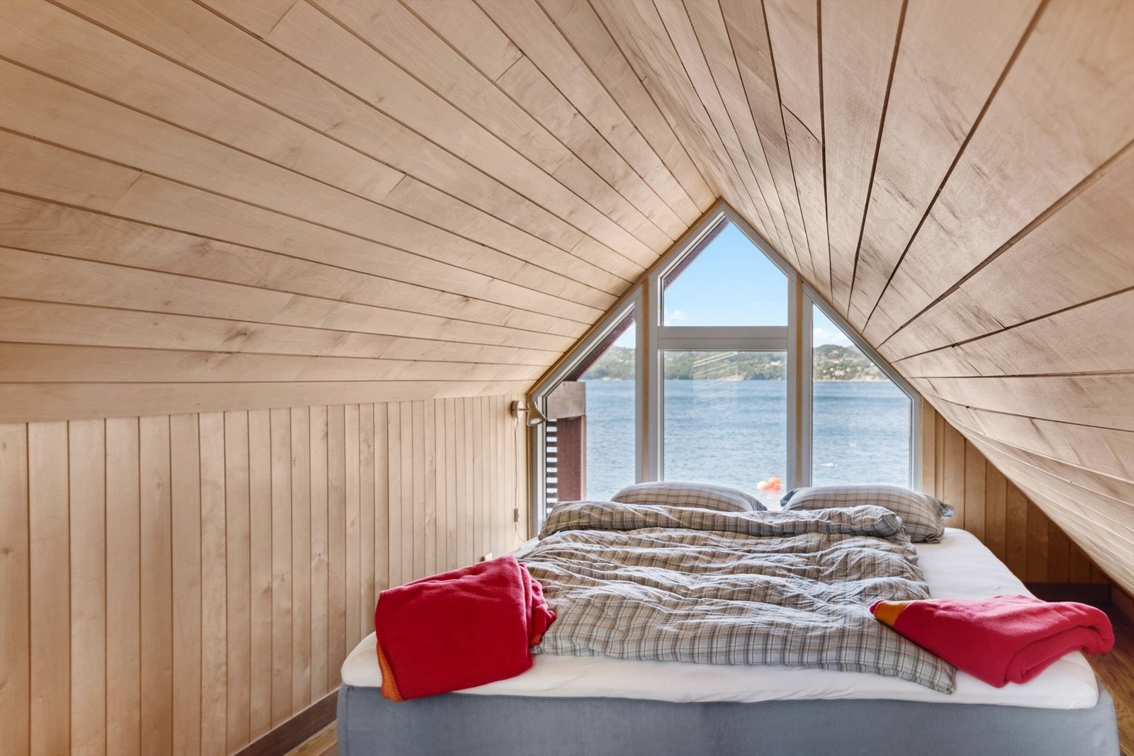 Loftet på naustet er i dag innredet med seng. Det er ikke godkjent soverom. Galleribilde