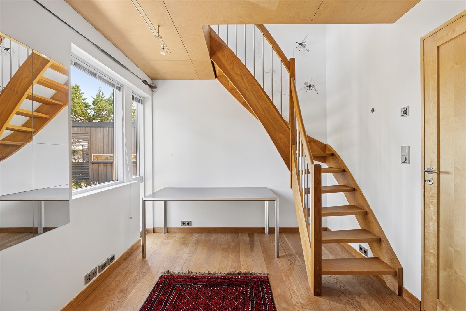 Soverom med trapp opp til hems. Galleribilde