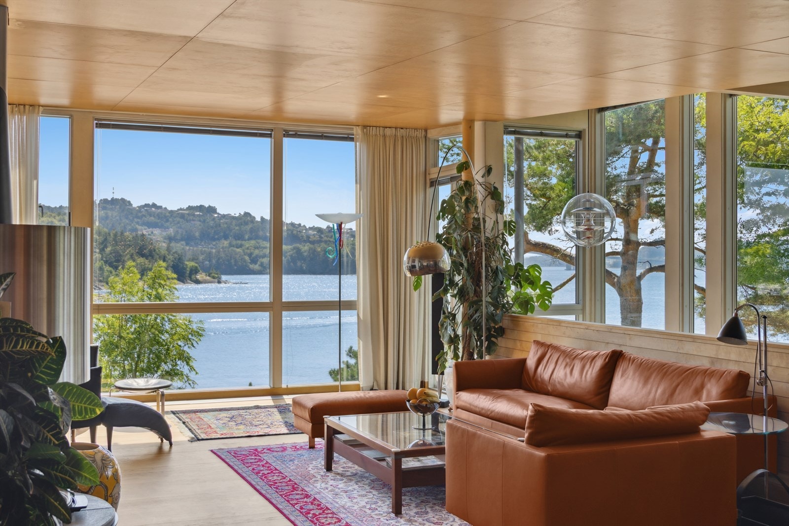 Rommet preges av store vindusflater som slipper inn rikelig med naturlig lys og gir flott utsikt mot grønne omgivelser og sjøutsikt. Galleribilde