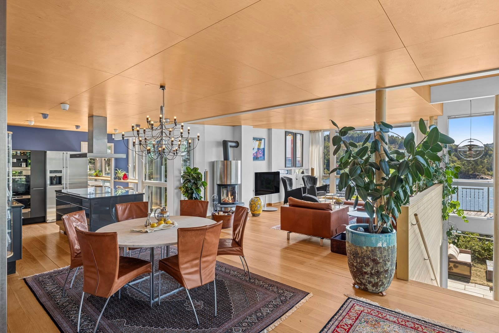 Stuen har direkte kontakt med kjøkkenet og utgang til uteområdet, noe som gjør den ideell for både hverdagsliv og sosiale sammenkomster. Galleribilde