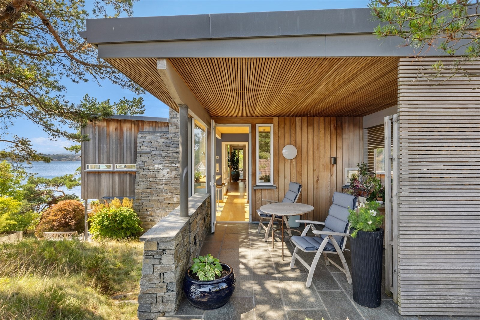 En av boligens mange uteplasser. Med utgang fra kjøkken/vaskerom. Terrassen er østvendt. Galleribilde