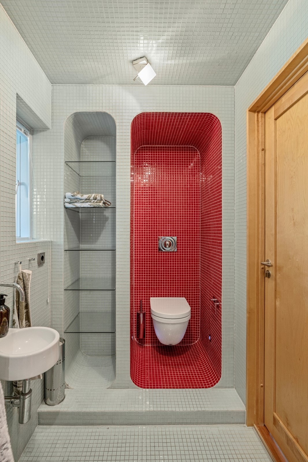 Badet i underetasjen er stilfullt innredet med fliser på både gulv og vegger, og fremstår som et funksjonelt og delikat rom. Galleribilde