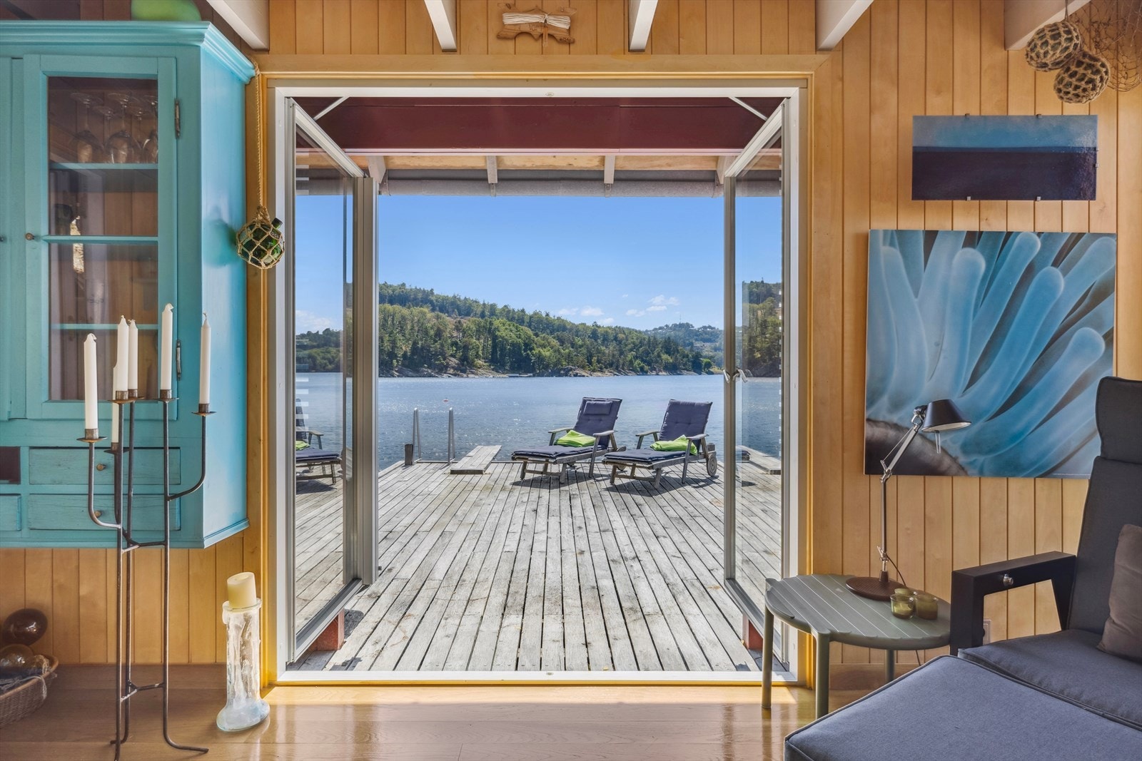 Fra oppholdsrommet er det direkte utgang mot sjøen. Galleribilde