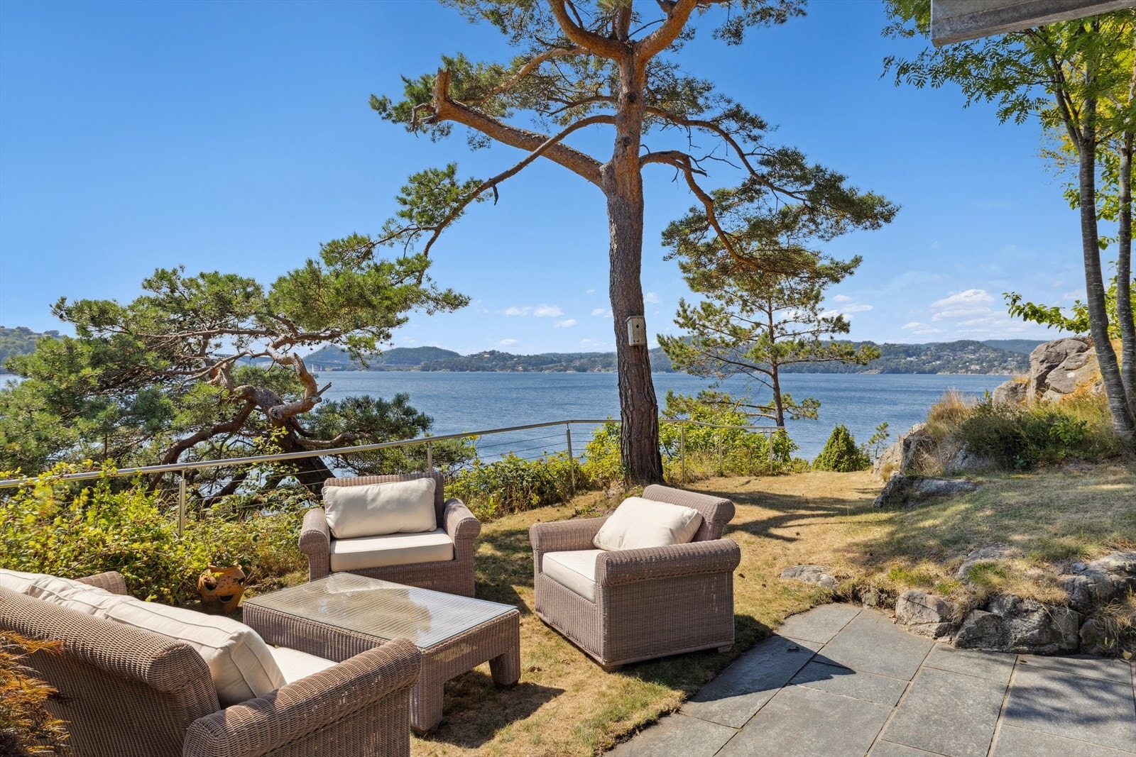 Uteområdet byr på en harmonisk kombinasjon av komfort og naturopplevelser, med vakker utsikt og grønne omgivelser. Galleribilde