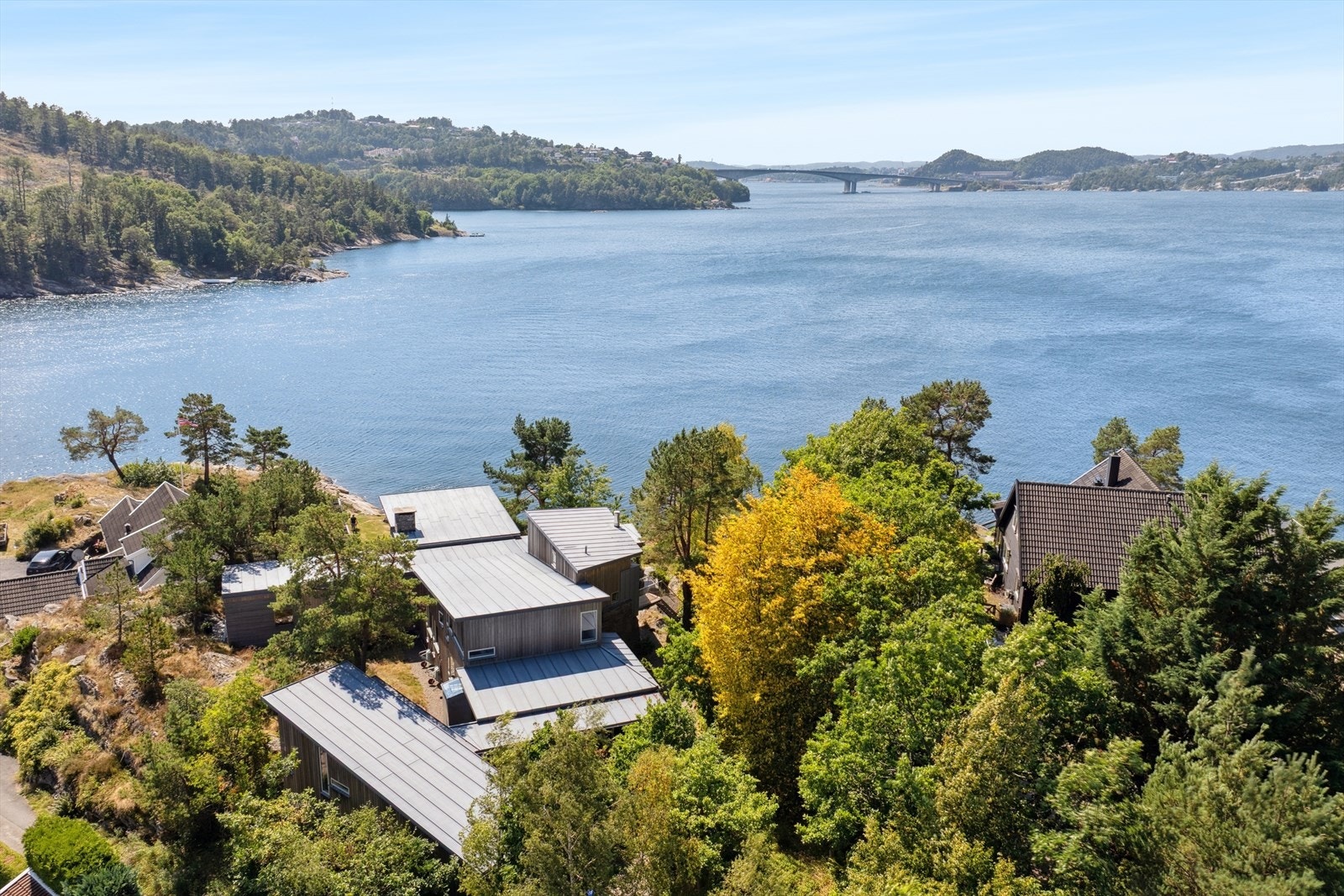 Hovedetasjen består byr på blant annet kjøkken-/stueløsning, bi-kjøkken/vaskerom, ekstra stue, 3 soverom og bad. Galleribilde