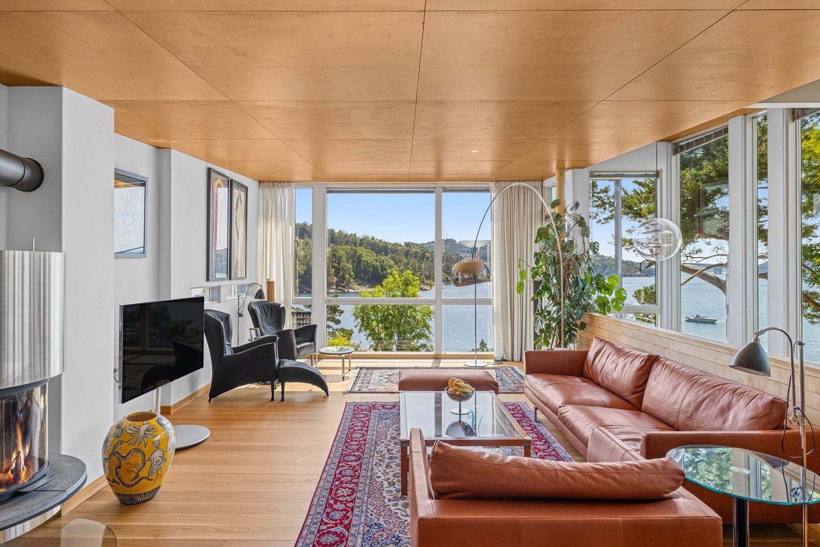 Stuen er en del av en åpen og gjennomgående planløsning som kombinerer komfort og stil. Galleribilde