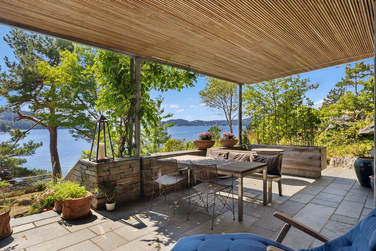 Stor og solrik terrasse med direkte trapp ned til det romslige uteområdet - her får du en naturlig overgang mellom inne og ute, perfekt for både avslapning og aktivitet. Galleribilde