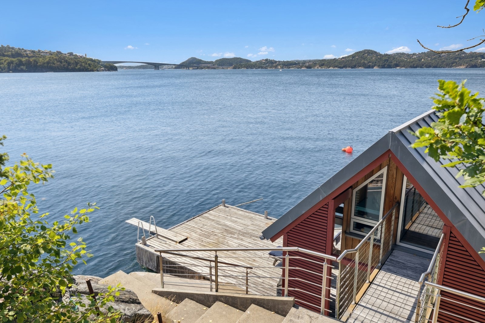 Naustet ligger idyllisk til ved vannkanten, med enkel adkomst via trapp fra eiendommen - et perfekt sted for oppbevaring av utstyr og rolige stunder nær sjøen. Galleribilde