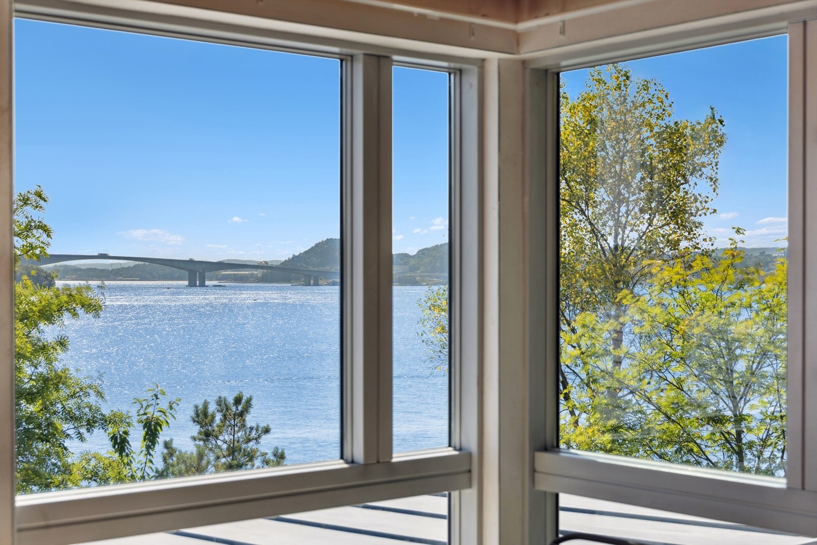 Spektakulær utsikt mot sjøen fra soveromsvindu. Galleribilde