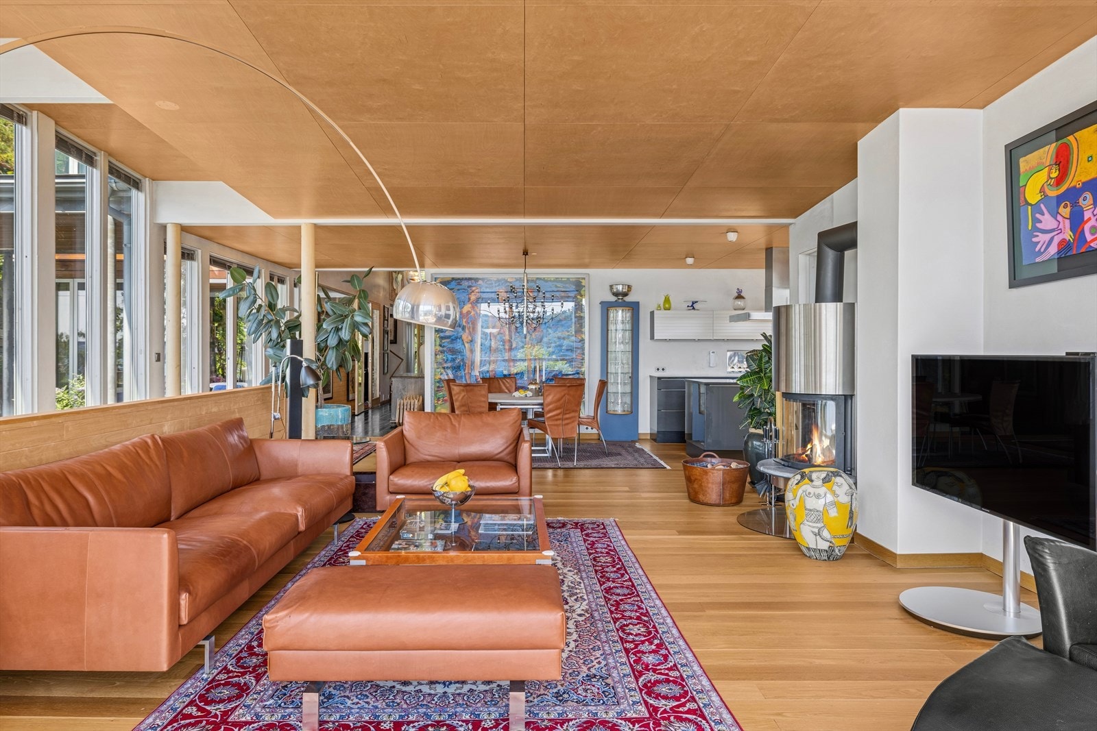 Stuen byr på en gjennomtenkt planløsning med flere møbleringsmuligheter og naturlig plass til både sofagruppe og spisebord. Galleribilde