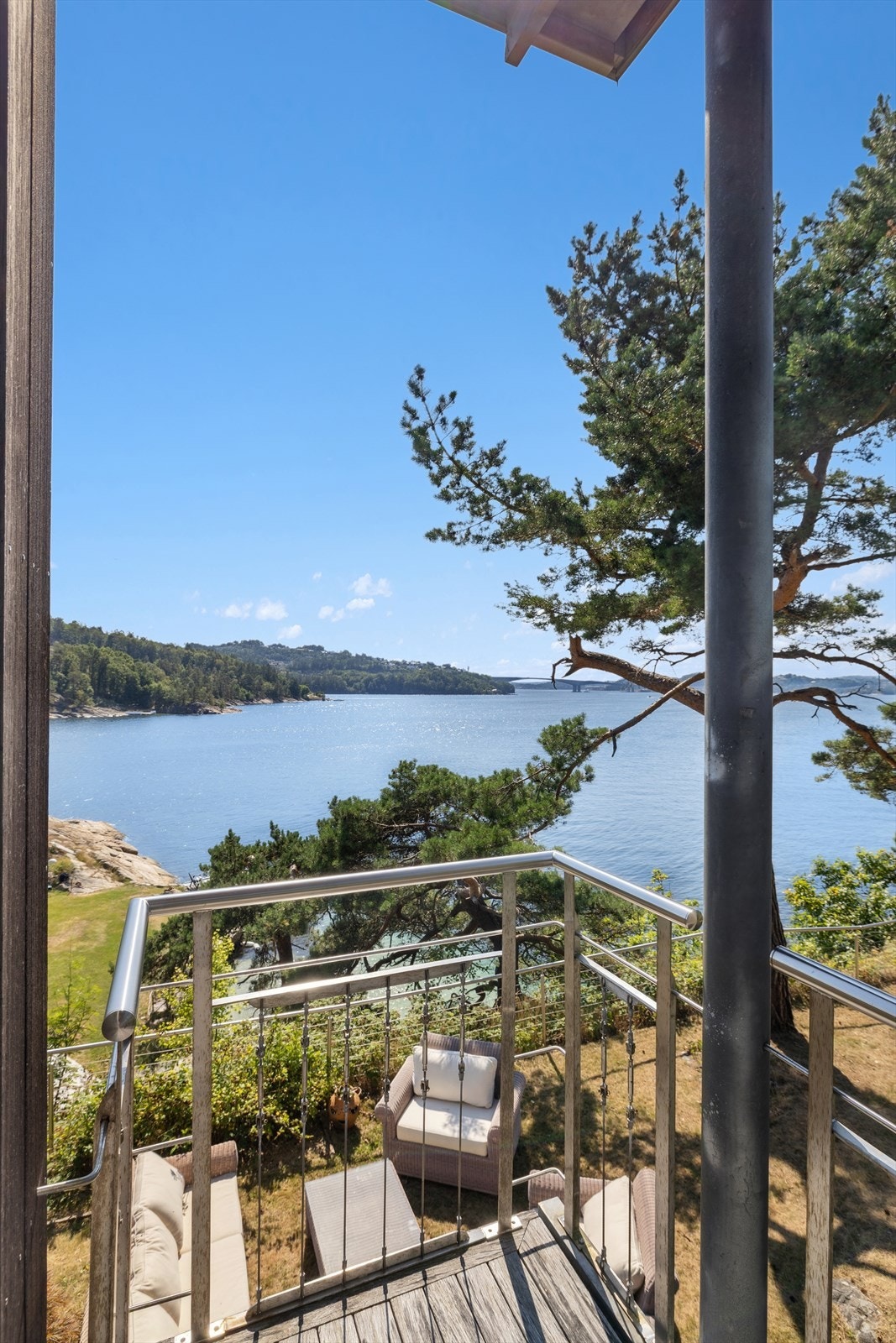 Liten balkong ut fra stue. Galleribilde