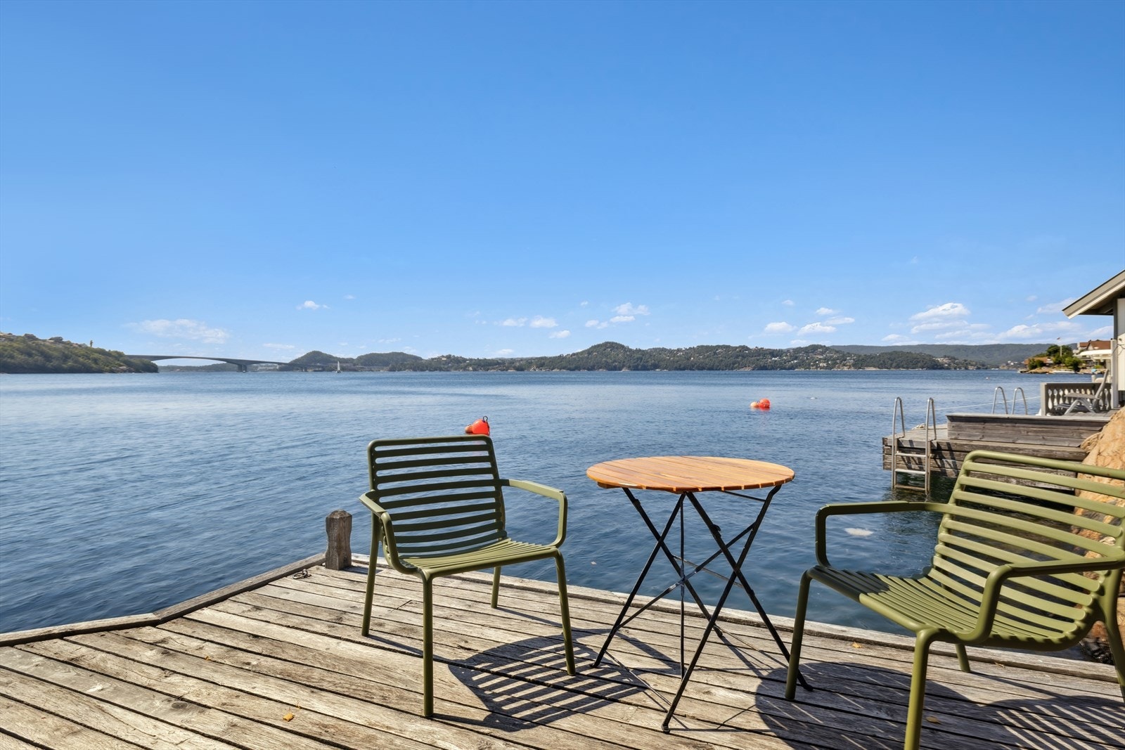 Utsikten mot fjorden og det omkringliggende landskapet setter en vakker ramme rundt det hele. Galleribilde