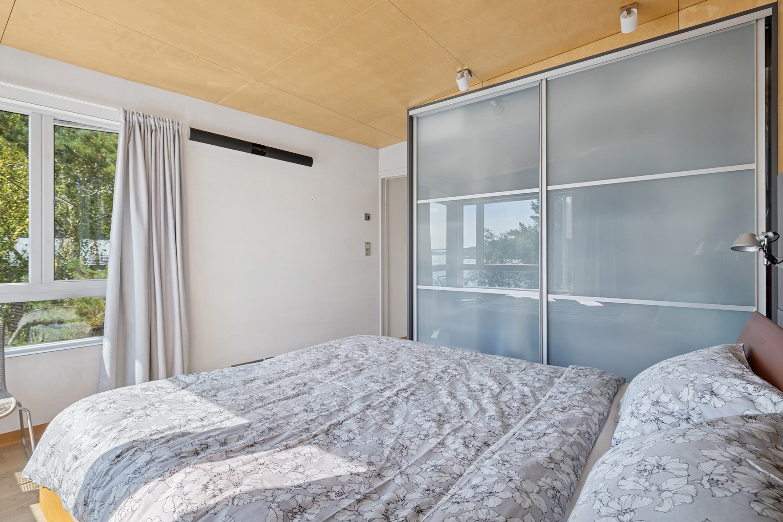 Her finner du et romslig soverom med god plass til dobbeltseng og garderobeløsning med skyvedører i frostet glass. Galleribilde