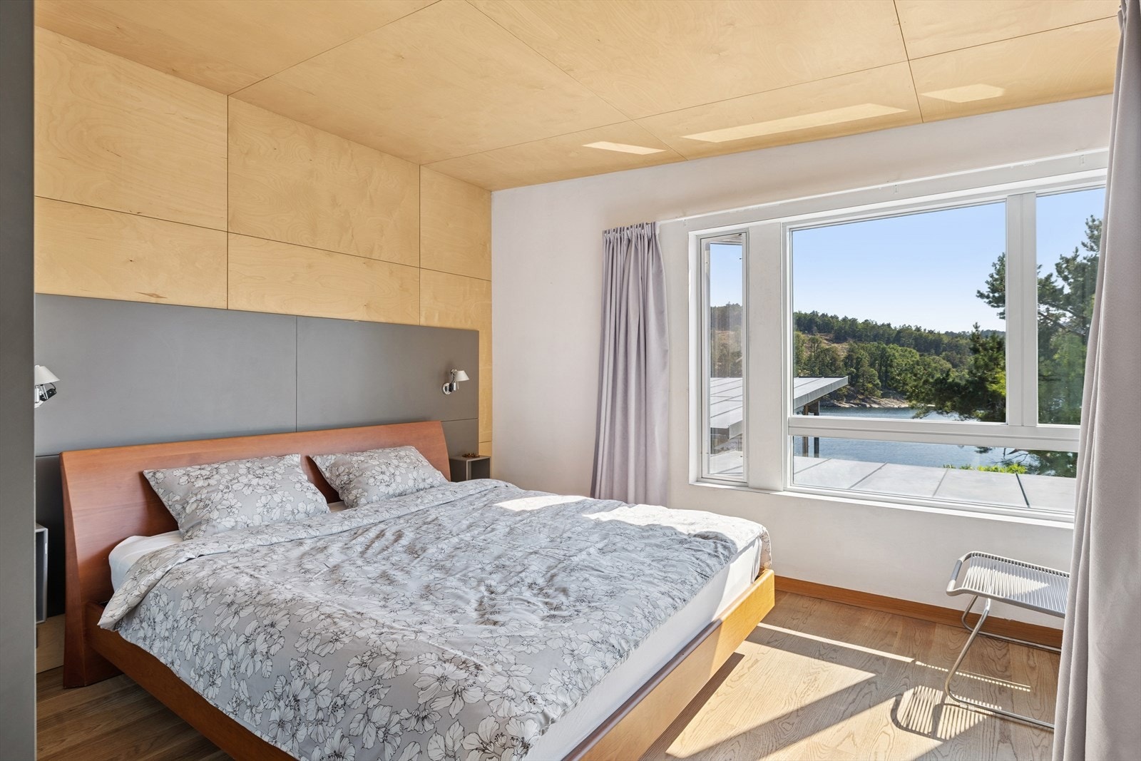 Boligens andre etasje fungerer som en fredelig og privat sone, perfekt for avslapning. Galleribilde