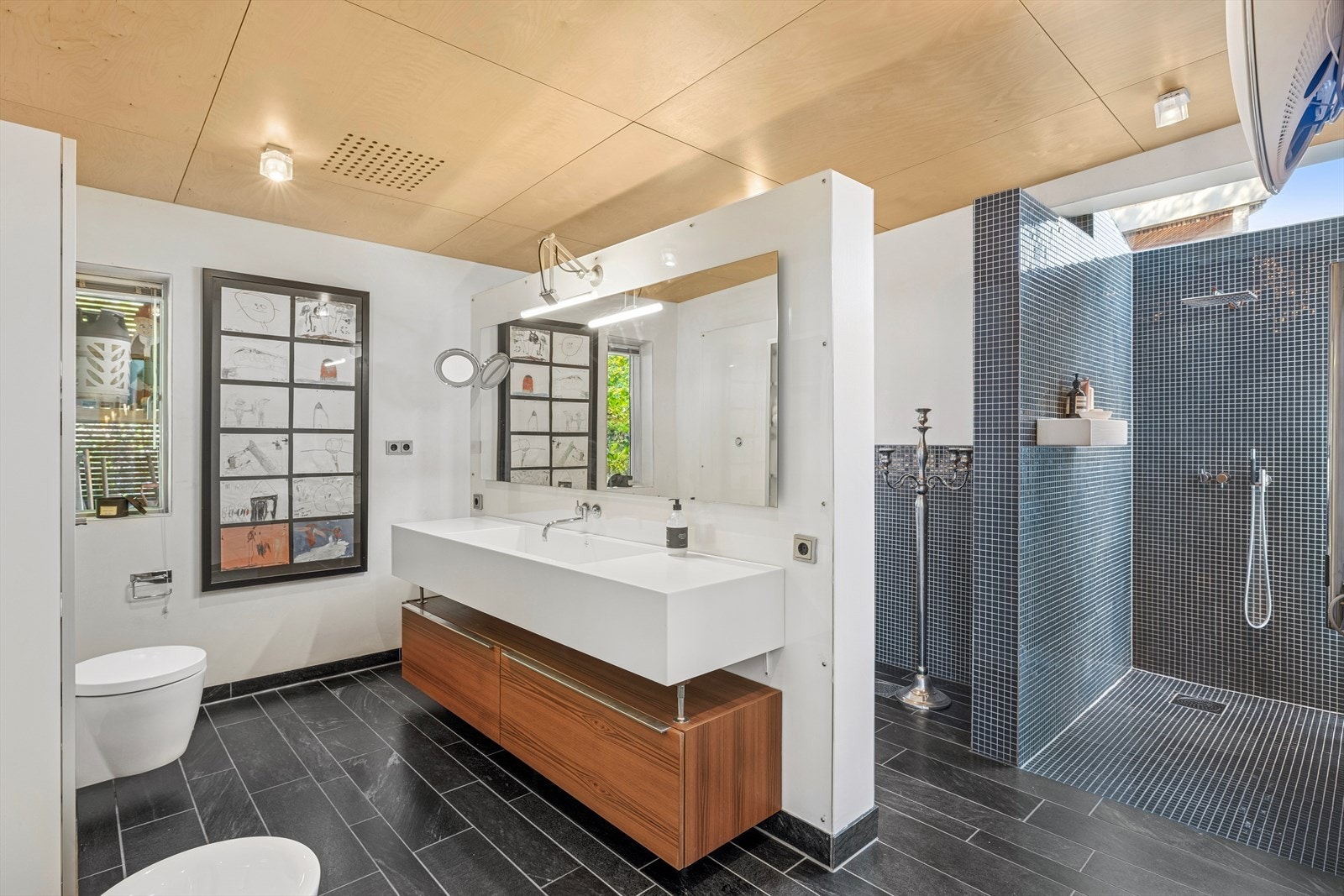 Badet fremstår som stilrent og innbydende, med gjennomtenkte materialvalg og god romfølelse. Galleribilde