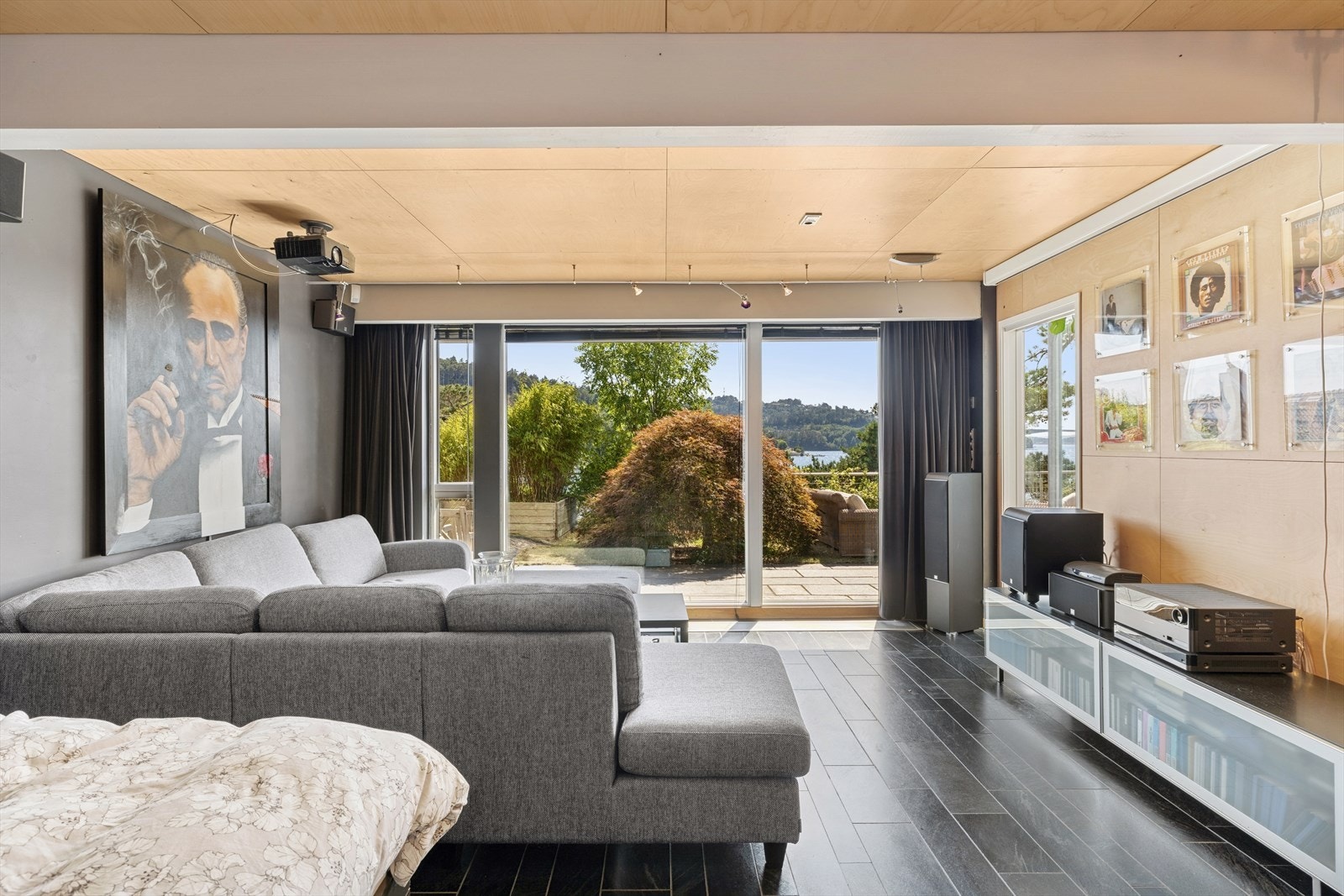 Her finner du en romslig kjellerstue med store vindusflater og utgang til uteområde - perfekt som ungdomsrom, TV-stue eller hobbyrom. Galleribilde