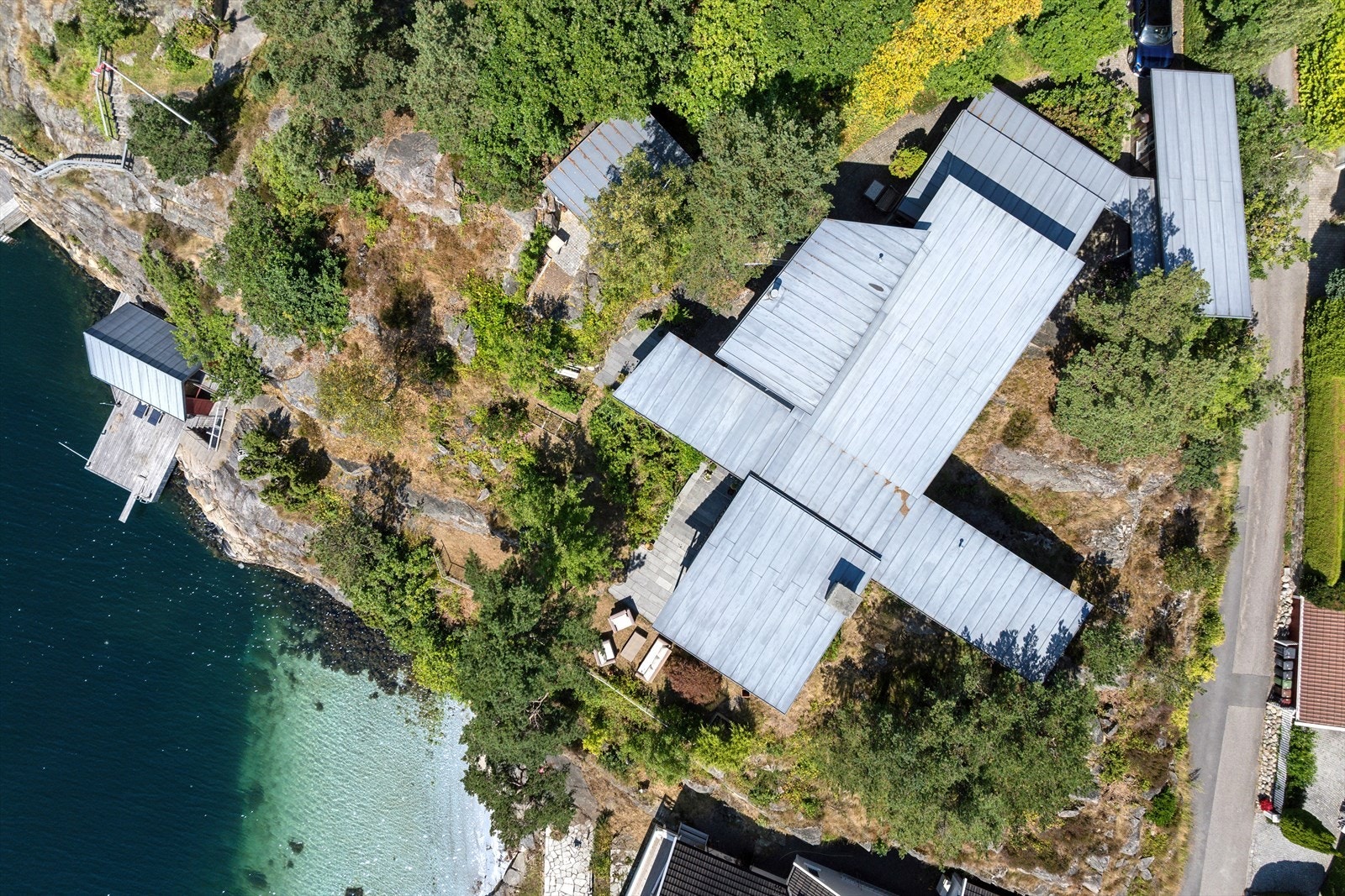 Hånestangen 45 er en arkitekttegnet enebolig med stor, uforstyrret og solrik tomt som åpner seg mot havet. Galleribilde