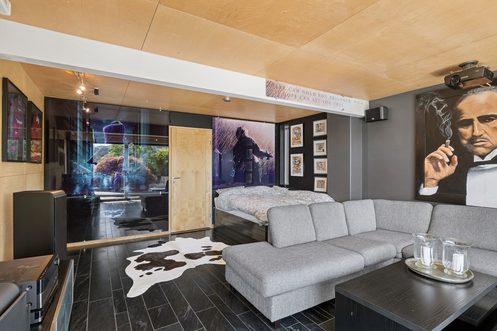 Underetasjen byr på funksjonelle og innbydende rom som gir boligen ekstra bruksareal og fleksibilitet. Galleribilde