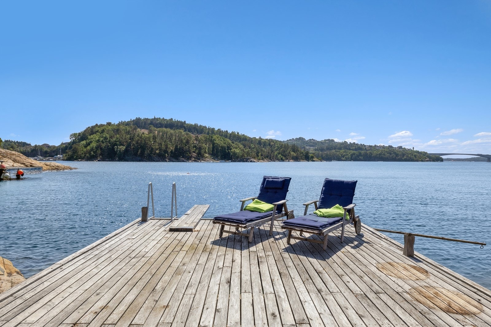 Fra naustet strekker brygga seg ut i det klare vannet og gir direkte tilgang til båtliv og badeopplevelser. Galleribilde