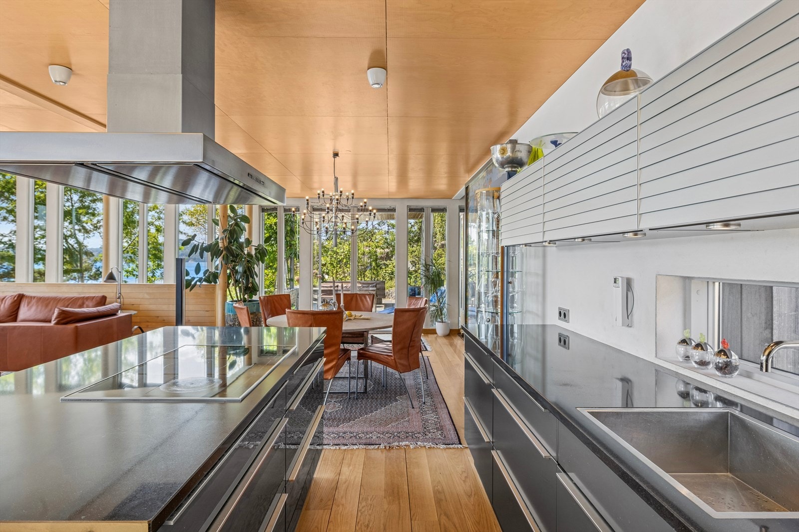 Her er det godt med skap- og benkeplass, og løsningen er både praktisk og innbydende. Galleribilde