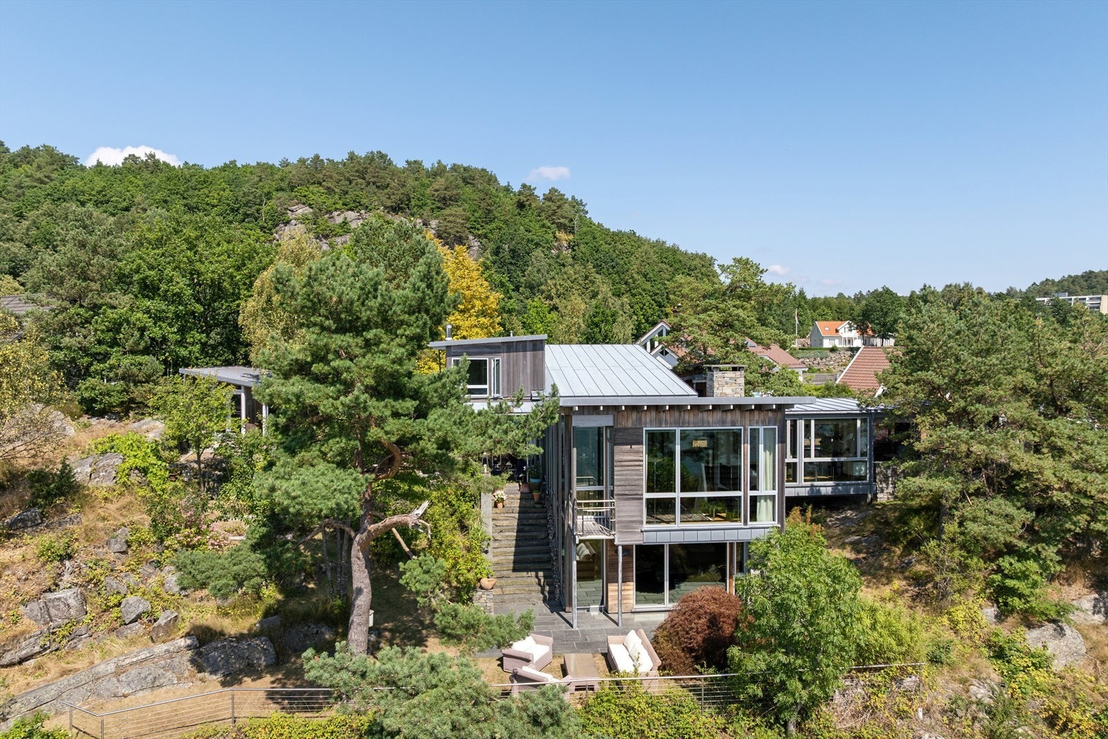 Eneboligen er fordelt over tre plan og har en innholdsrik planløsning. Galleribilde