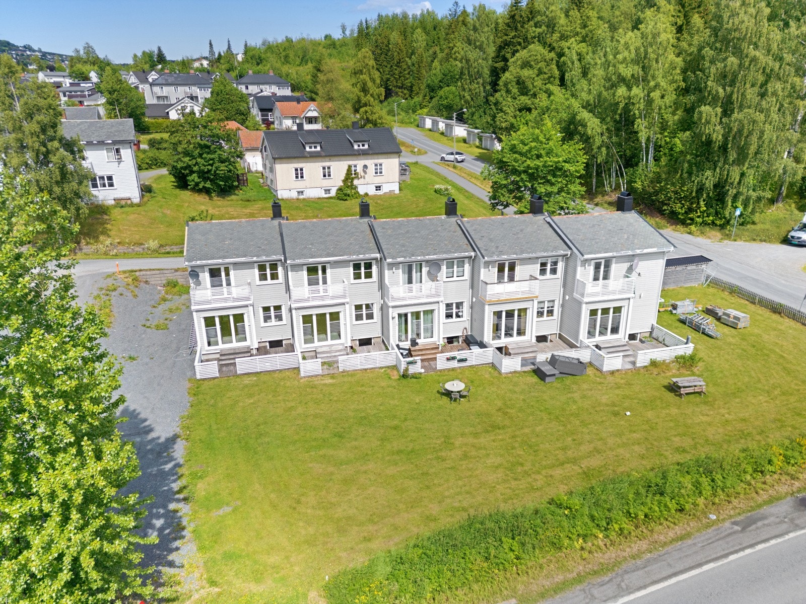 Her bor du solrikt og sentralt, med gangavstand til skole, barnehager og Gjøvik sentrum. Galleribilde