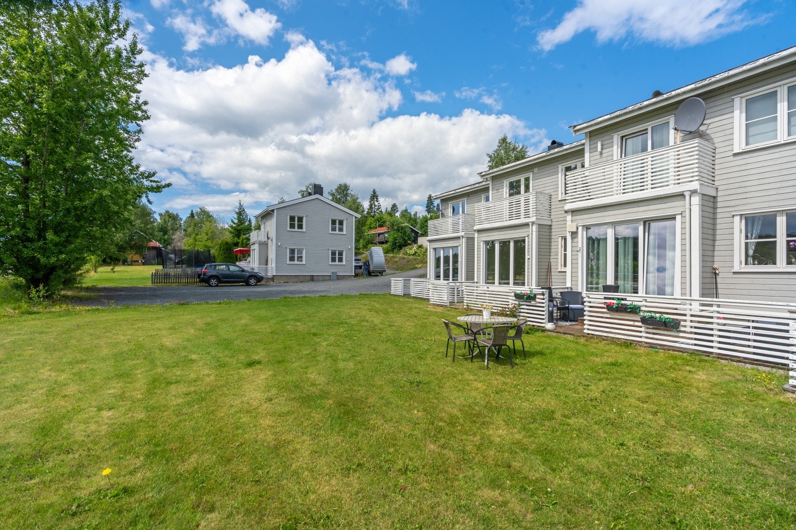 Nyt kort vei til Fastland Friluftsbad, tennisbaner, alpinbakke og marka med milevis av skiløyper og turstier - perfekt for både sommer- og vinteraktiviteter! Galleribilde