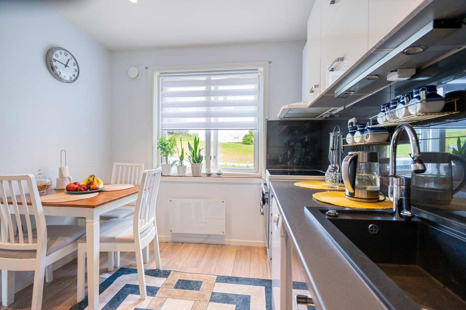 Plass til kjøl/fryseskap, oppvaskmaskin og komfyr. I tillegg er det plass til spisebord med stoler. Galleribilde