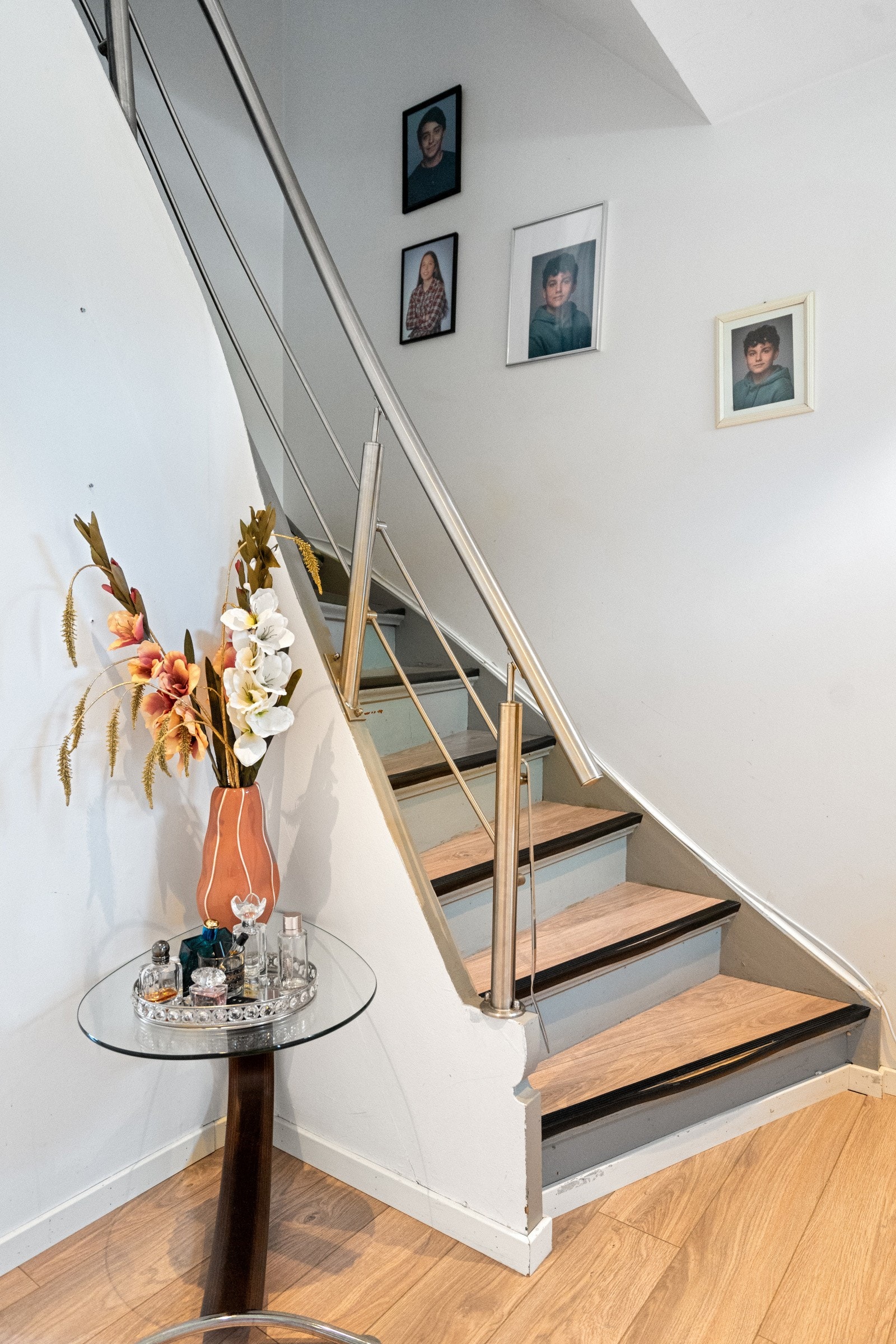 Boligen har malt tretrapp mellom etasjene. Galleribilde