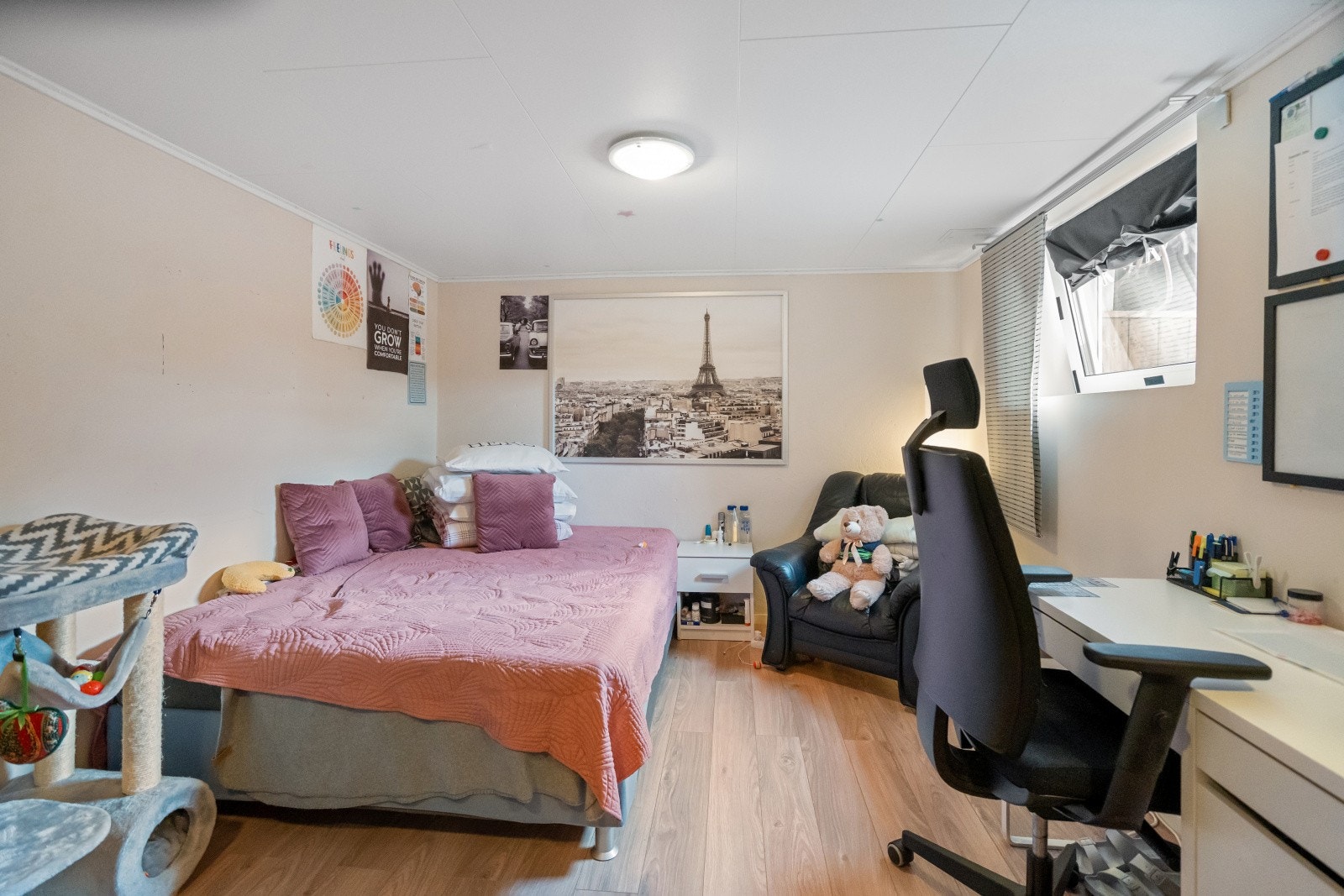 Det gjøres oppmerksom på at beboelsesrom i kjeller har for liten dagslys flate. Galleribilde