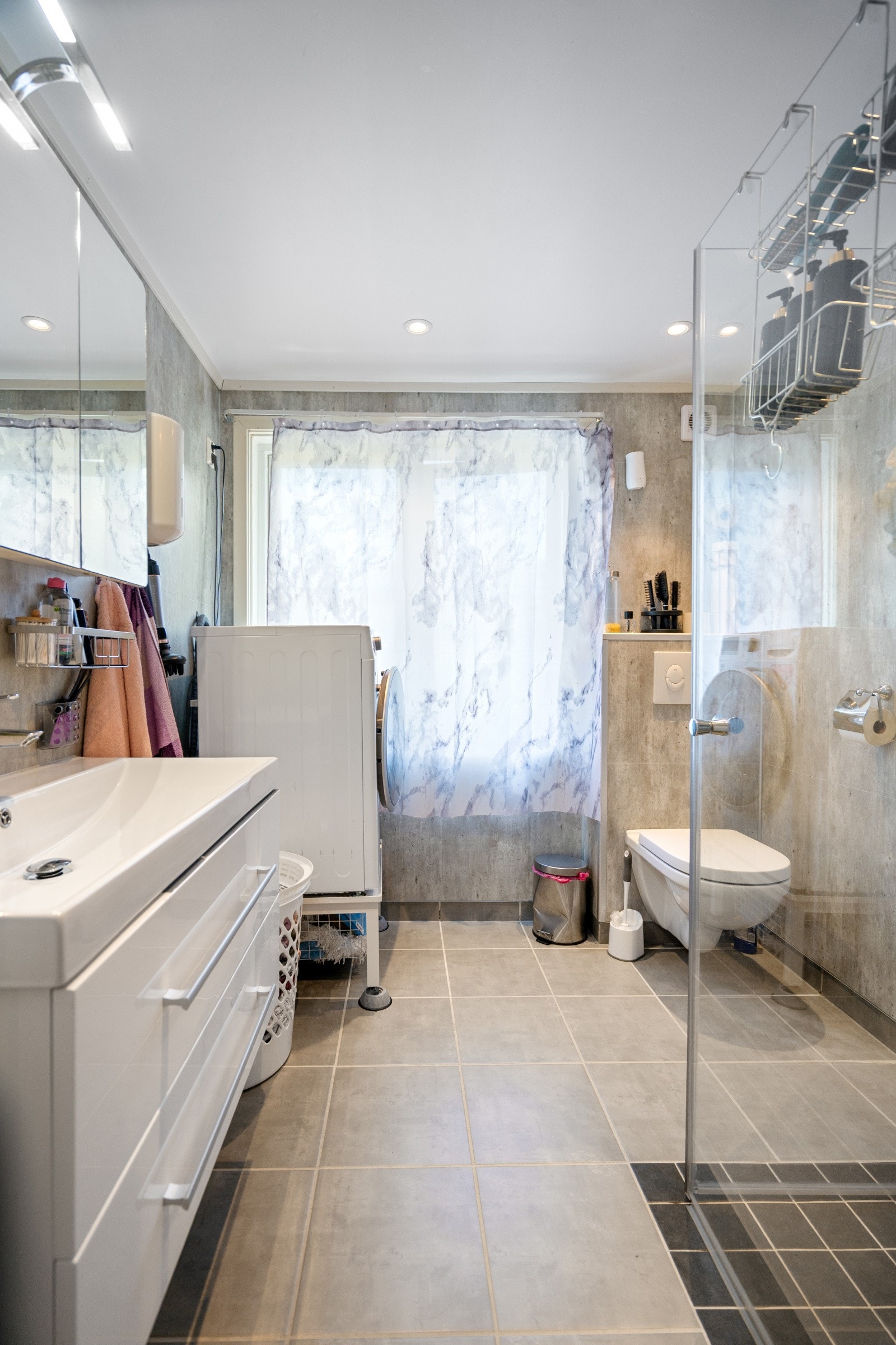 Nytt bad fra 2024 med fliser på både gulv og vegger, samt behagelig varmekabler. Galleribilde